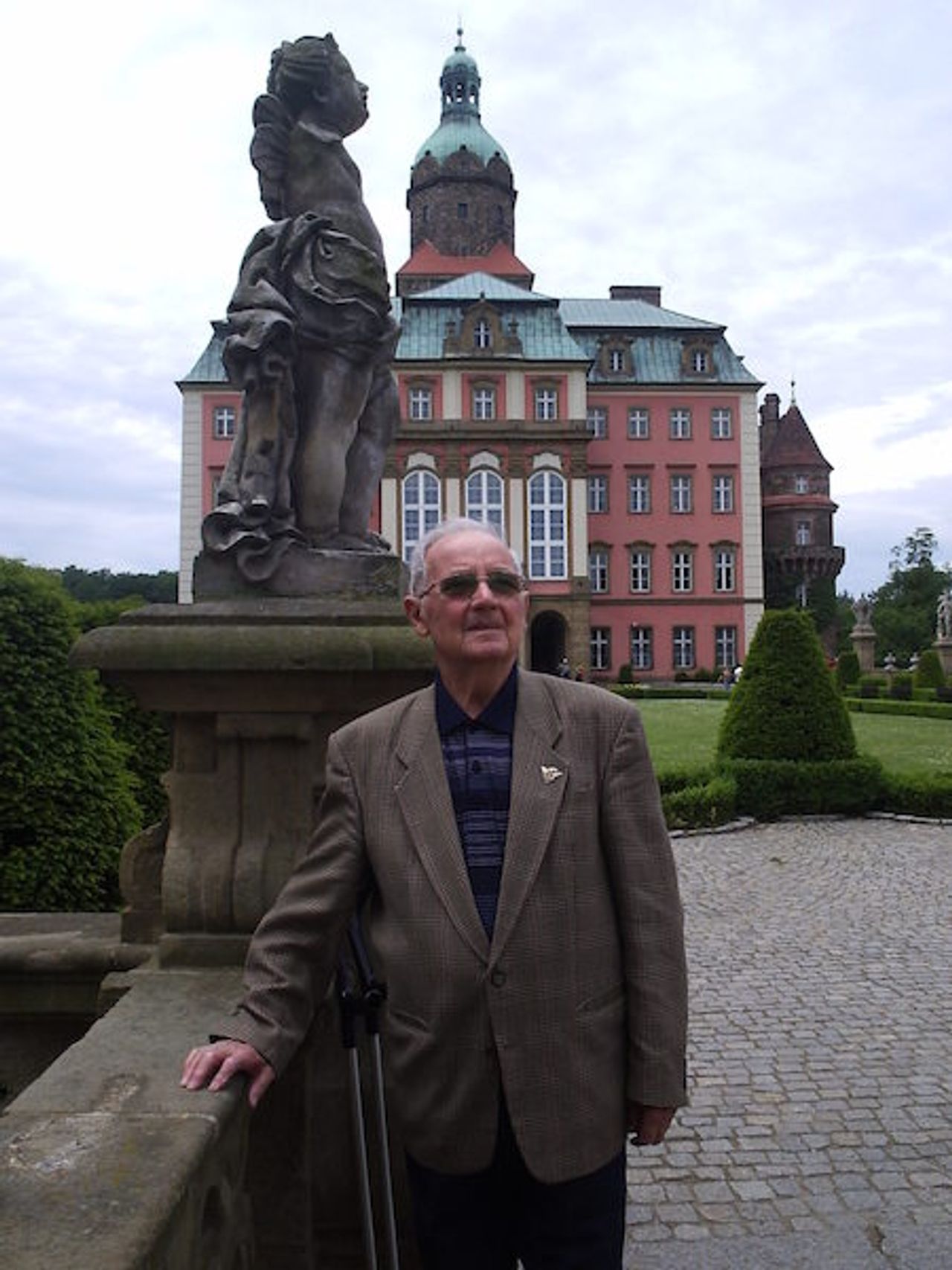 <p>Z żalem zawiadamiamy, że w dniu 3 grudnia 2012 roku zmarł w wieku 79 lat mój Mąż, nasz Ojciec, Teść, Wujek, Dziadek i Pradziadek<br />Ś+P<br />Starszy Chorąży Sztabowy<br />Kazimierz Pokrzywiński<br />Wieloletni Szef - Tambormajor<br />Orkiestry Reprezentacyjnej Sił Powietrznych w Poznaniu<br />Msza święta pogrzebowa zostanie odprawiona w piątek 7.12.2012 roku o godzinie 13.00 w kościele pw. Najświętszego Serca Pana Jezusa w Suchym Lesie, po czym pogrzeb na cmentarzu w Morasku.<br />W smutku pogrążona<br />Rodzina</p>