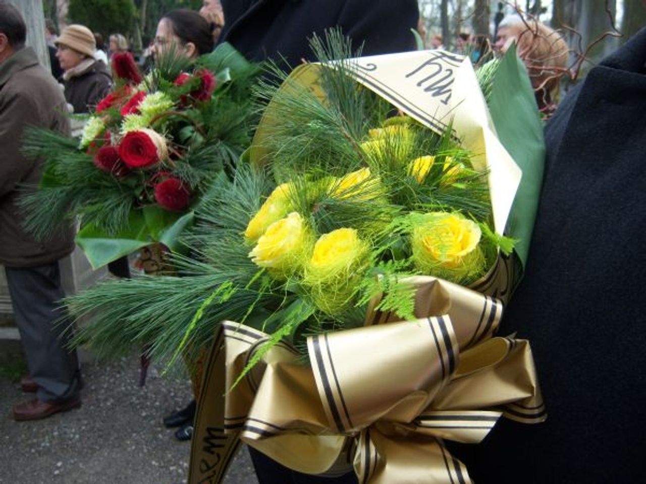 <p>Uniwersytet Medyczny w Lublinie z głębokim żalelem i smutkiem zawiadamia, że dnia 9 kwietnia 2010 roku zmarł śmiercią tragiczną w wieku 36 lat<br />Dr n. farm. MICHAŁ HAJNOS<br />pracownik naukowo-dydaktyczny Katedry i Zakładu Farmakognozji z Pracownią Roślin Leczniczych Uniwersytetu Medycznego w Lublinie.<br />Odszedł przedwcześnie, u progu kariery zawodowej, twórczy naukowiec i dydaktyk oraz ceniony pracownik.<br />Cześć Jego Pamięci!<br />Wyrazy głębokiego współczucia Rodzinie i Przyjaciołom zmarłego składają:<br />Rektor, Senat, Rady Wydziałów oraz Społeczność Uczelni..</p>