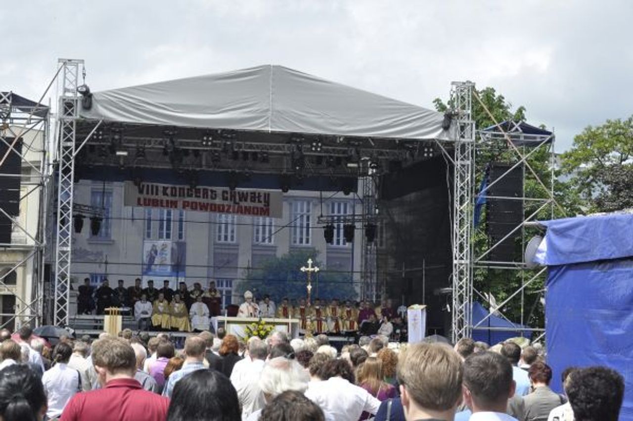 <p>"Nie odchodzi się tak naprawdę i zupełnie, bo mimo wszystko pozostaje się w czyjejś pamięci i czyimś czekaniu.”</p>
<p>Z bólem przyjęliśmy wiadomość o śmierci<br />Arcybiskupa<br />Józefa Życińskiego<br />Był człowiekiem wielkiego formatu.<br />Intelektualistą, teologiem, filozofem, przenikliwym myślicielem pełnym tolerancji i zrozumienia, otwartym na potrzeby innych.<br />Odszedł człowiek wielki duchem i intelektem.<br />Takim – pogrążeni w zadumie – będziemy Go zawsze pamiętać.<br />Zarząd i Pracownicy<br />MPWiK w Lublinie Sp. z o.o.</p>