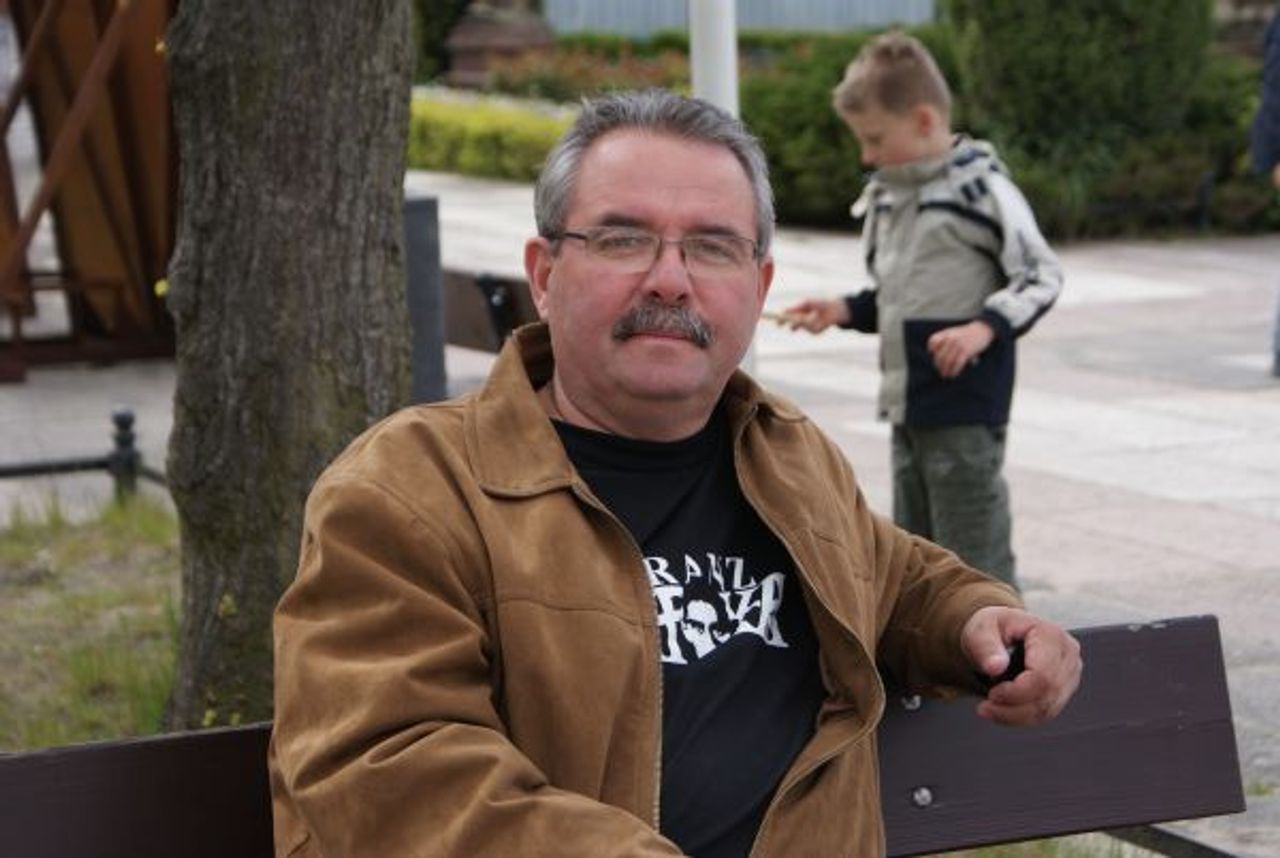 <p>Z głębokim żalem zawiadamiamy, że w dniu 20 lutego 2010 r. zmarł nagle nasz kochany Syn, Mąż, Ojciec, Dziadziuś, Brat i Zięć<br />śp.<br />Artur Tetzlaff<br />lat 55<br />Wystawienie urny z prochami odbędzie się w poniedziałek, 1 marca 2010 r. o godz. 13.30 w kaplicy Gdynia-Witomino.<br />Pogrążona w smutku<br />rodzina</p>