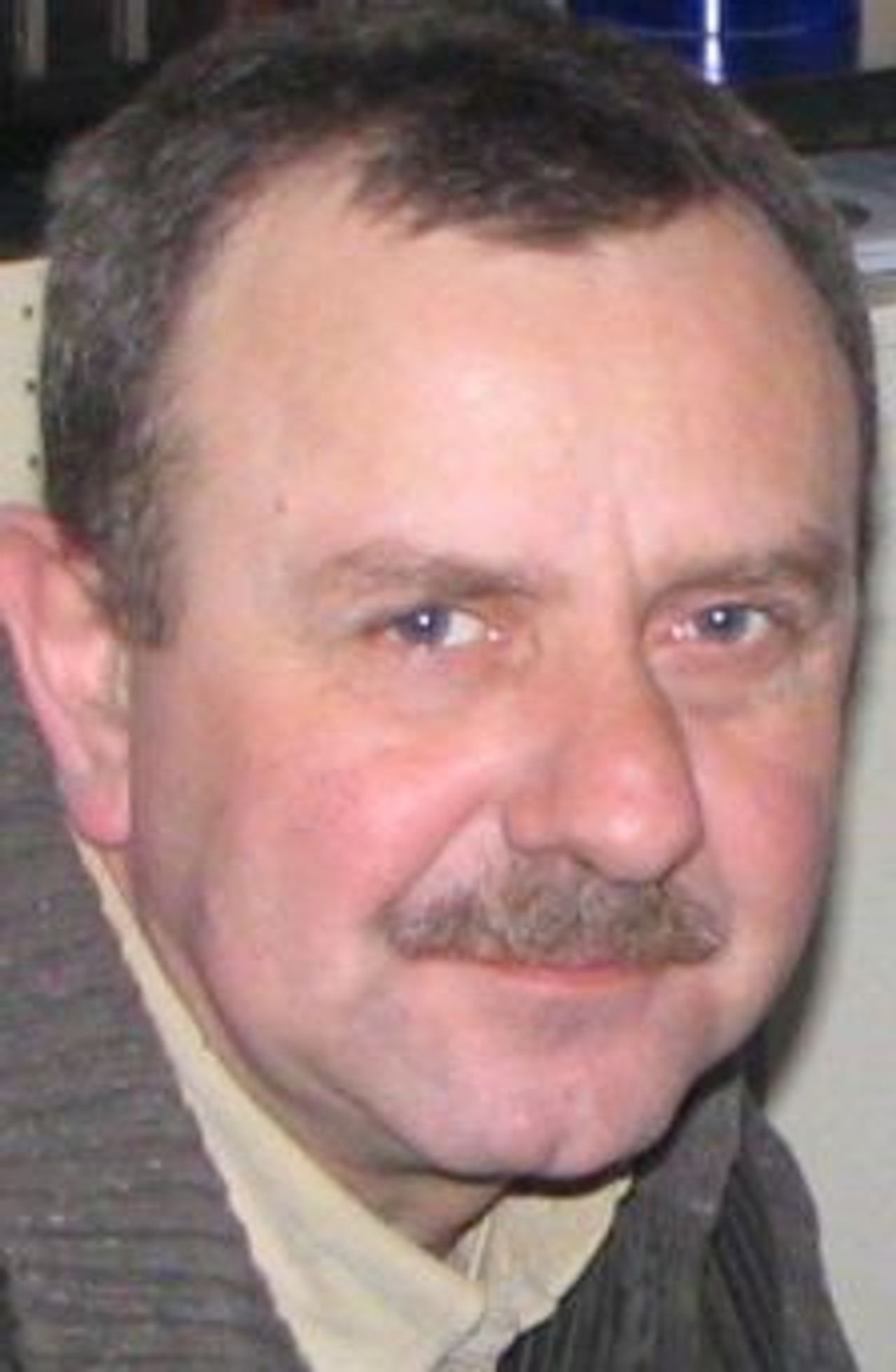 <p><em>"Odszedłeś tak wcześnie, że ani uwierzyć, ani się pogodzić”</em></p>
<p>Z głębokim żalem zawiadamiam, że dnia 17. stycznia 2014 roku odszedł mój kochany</p>
<h4>śp. Romek Topolski</h4>
<p>Pogrążona w smutku Danka</p>