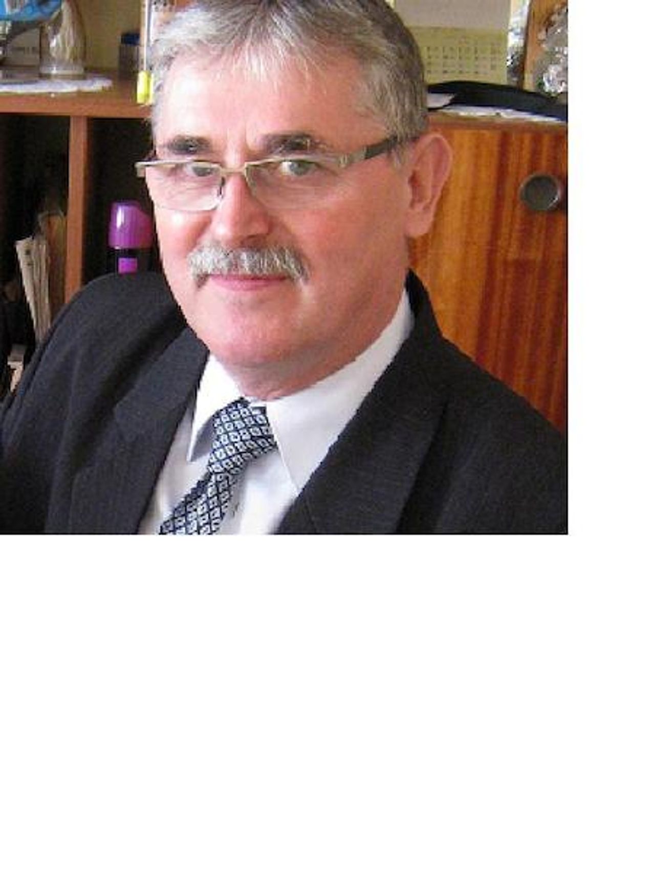 <p>"Zamknęły się ukochane oczy, spoczęły pracowite dłonie, przestało bić ukochane serce" Z głębokim bólem i żalem zawiadamiamy, że 3 stycznia 2012 roku odszedł od nas, w wieku 60 lat mój kochany MĄŻ, nasz TATA, TEŚĆ i DZIADEK ŚP. JAN ZENGOTA Uroczystości pogrzebowe rozpoczną się w czwartek, 5 stycznia 2012 roku mszą św. o godzinie 14.00 w kościele w Chynowie. Po mszy św. odbędzie się pogrzeb na miejscowym cmentarzu. Pogrążona w bólu Rodzina.</p>