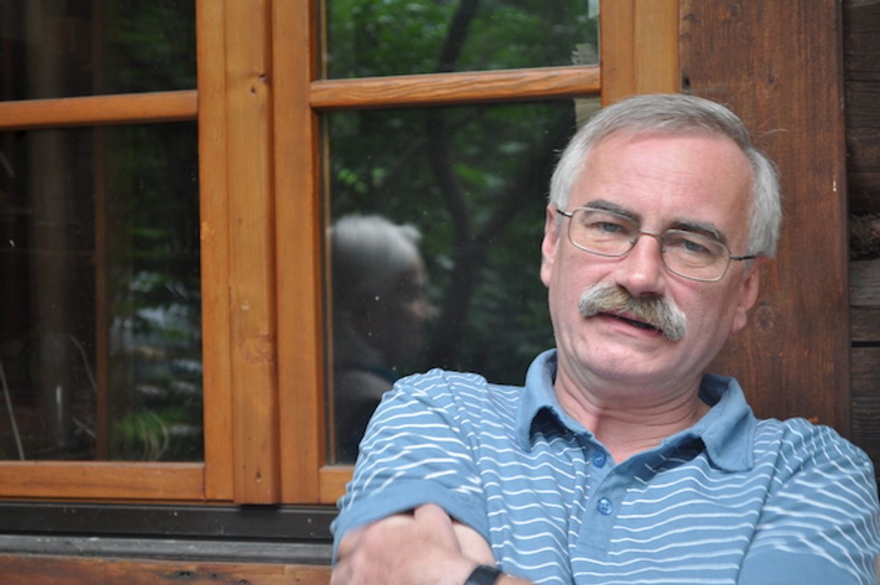 <p>Jeszcze nie pora, żeby odejść…</p>
<p>W dniu 22 lipca 2014 roku opuścił nas</p>
<p>ś†p<br />KRZYSZTOF JELEŃSKI</p>
<p>Wszechstronny artysta działający w wielu dziedzinach:<br />malarstwo, fotografia, film, architektura wnętrz,<br />modelarstwo kartonowe i architektoniczne.</p>
<p>Pożegnanie rozpocznie się w kaplicy cmentarza Rakowickiego w Krakowie<br />w poniedziałek, 28 lipca 2014 roku, o godz. 11.40.</p>
<p>Pogrążeni w głębokim żalu<br />Matka, Żona i Rodzina</p>