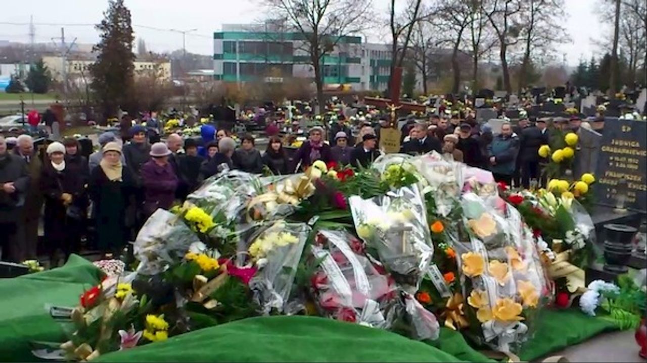 <p>Z głębokim żalem zawiadamiamy, że dnia 13.11.2013 r. odszedł od nas kochany Mąż, Ojciec, Teść, Dziadek, Szwagier i Wujek</p>
<h4>śp. Zenon Dobek</h4>
<p>lat 77</p>
<p>Pogrzeb poprzedzony mszą św. żałobną odbędzie się dnia 16.11.2013 r. o godz. 11.00 na cmentarzu Św. Józefa przy ul. Toruńskiej.</p>
<p>W smutku pogrążeni Żona, Synowie, Synowe, Wnuczka, Wnukowie i Szwagierka</p>