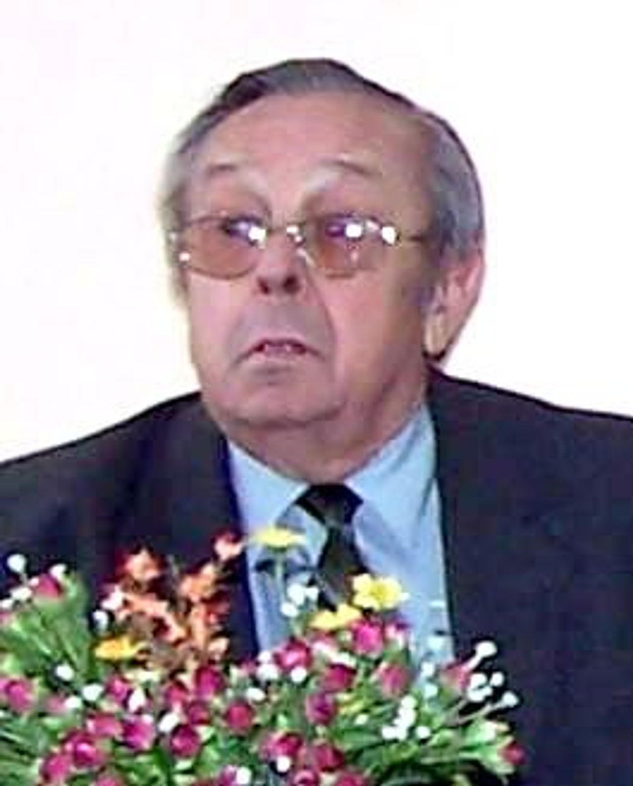 <p>W dniu 29 listopada 2009 r. zmarł, przeżywszy 73 lata<br />mgr Marian Czapnik<br />długoletni nauczyciel i dyrektor Szkoły Podstawowej w Dmosinie,<br />pedagog i wychowawca wielu pokoleń dzieci i młodzieży.<br />Serdeczne wyrazy współczucia<br />Rodzinie<br />składają<br />Dyrekcja, rada pedagogiczna, pracownicy administracji i obsługi, uczniowie<br />Zespołu Szkół Samorządowych w Dmosinie</p>