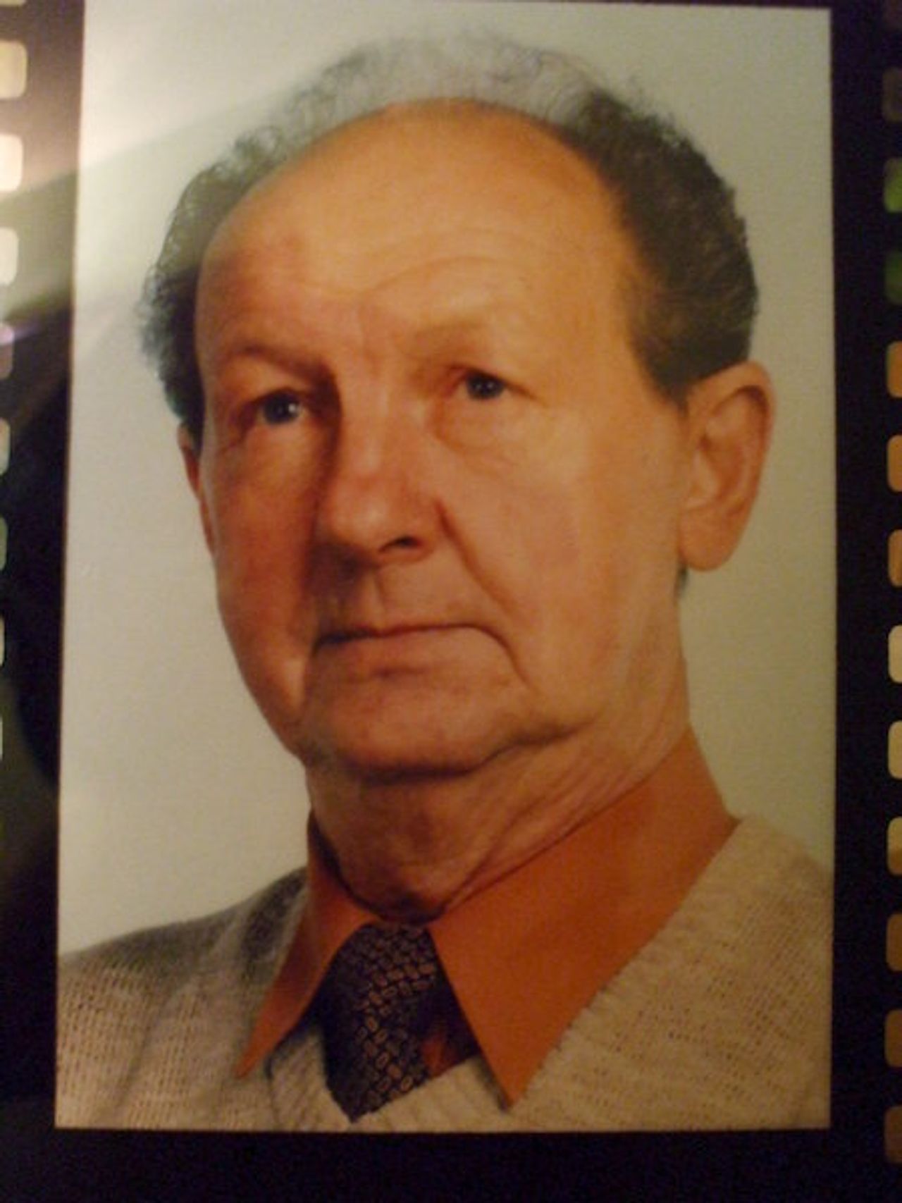 <p>Z głębokim żalem zawiadamiamy, że w dniu 2 czerwca 2013 roku odszedł od nas nasz najukochańszy Ojciec, Dziadek i Pradziadek śp. Henryk GRZESZCZYK Ceremonia pogrzebowa rozpocznie się 7 czerwca 2013 o godz. 12.30 w kaplicy cmentarnej w Opolu Półwsi. Córka i Syn z Rodziną</p>