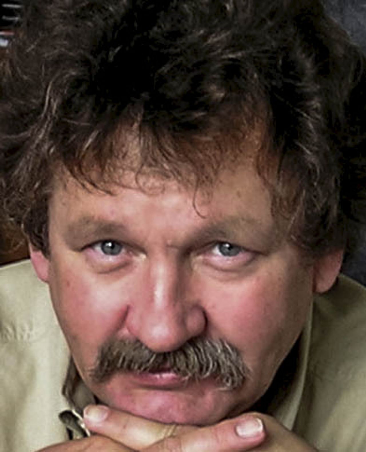 <p>3 lipca 2013 roku zmarł<br />redaktor<br />Łukasz Wyrzykowski<br />wieloletni publicysta ,,Dziennika Zachodniego".<br />Był autorem znakomitych artykułów i wywiadów,<br />które wysoko cenili czytelnicy, a także<br />koleżanki i koledzy po piórze.<br />Wyrazy współczucia dla<br />Rodziny i Bliskich<br />składają<br />Przyjaciele z ,,Dziennika Zachodniego"<br />i Prasy Śląskiej</p>