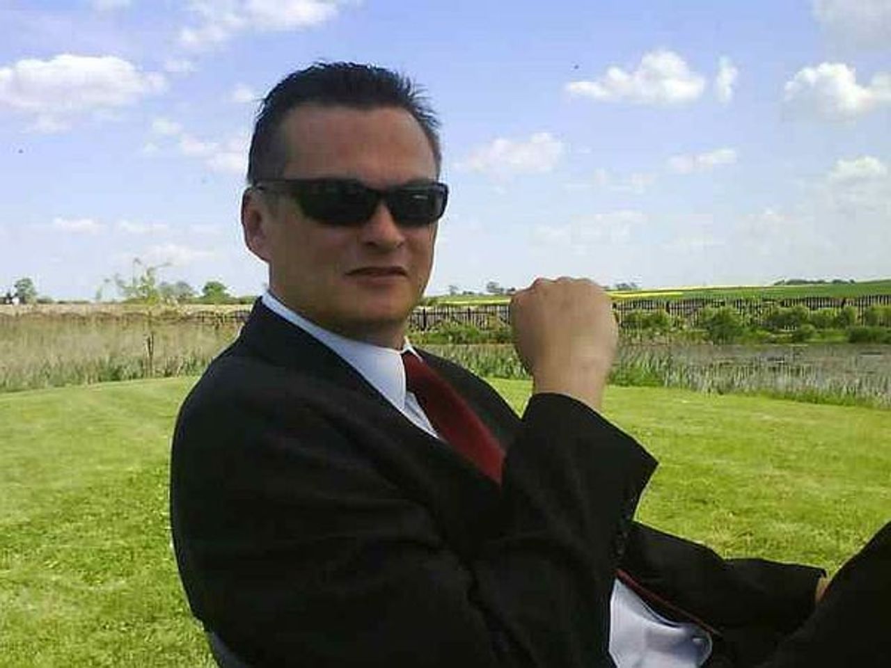 <p><em>"...Niech dobry Bóg Zawsze cię za rękę trzyma..."</em></p>
<p>Z sercem pełnym bólu zawiadamiamy, że dnia 07.11.2013 r. odszedł od nas nagle mój kochany Mąż, nasz najwspanialszy Tatuś i Dziadziuś</p>
<h4>śp. Michał Karwowski</h4>
<p>lat 50</p>
<p>Pogrzeb poprzedzony mszą św. żałobną odbędzie się dnia 12.11.2013 r. (wtorek) o godz. 12.00 na cmentarzu Nowofarnym przy ul. Artyleryjskiej.</p>
<p><em>"...Jak na deszczu łza Cały ten świat nie znaczy nic a nic..."</em></p>
<p>W smutku pogrążona Rodzina</p>