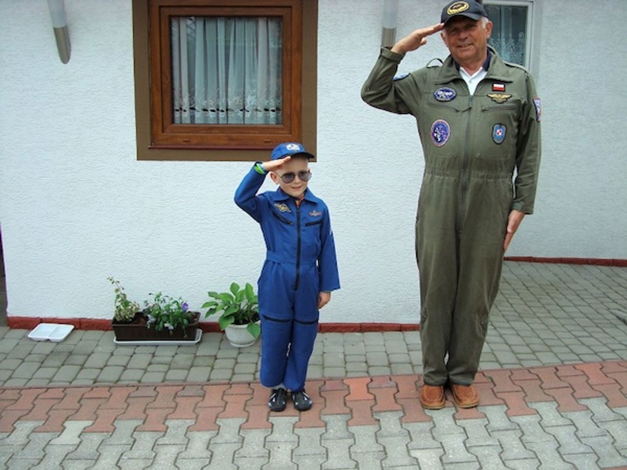 <p>Dnia 31 sierpnia 2015 roku, przeżywszy lat 69 zmarł nasz ukochany Mąż, Ojciec, Brat i Dziadek śp. Ryszard Jaworz-Dutka kpt. pilot PLL LOT, wychowanek Aeroklubu Kieleckiego. Wyprowadzenie Drogiego nam Ciała z kaplicy cmentarnej w Limanowej nastąpi dnia 2 września (środa) 2015r. o godz. 14.30. Msza święta żałobna zostanie odprawiona w Bazylice Matki Boskiej Bolesnej w Limanowej o godz. 15.00, następnie Zmarły zostanie przeniesiony na miejsce spoczynku na cmentarzu parafialnym w Limanowej, o czym zawiadamia Rodzina.</p>