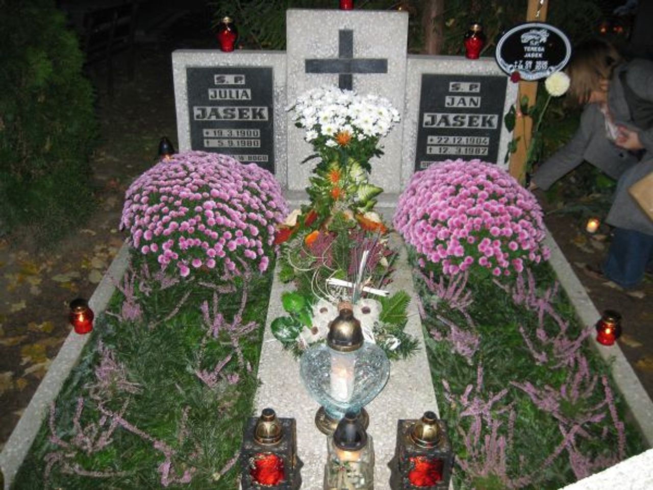 <p>Z głębokim żalem zawiadamiamy, że w dniu 18 stycznia 2010 r. w wieku 71 lat zmarła nasza ukochana Żona, Mama i Babcia śp. Teresa JASEK Msza święta żałobna odbędzie się w katedrze św. Krzyża w Opolu dnia 23.01.2010 r. o godz. 8.00 Wystawienie urny z prochami Zmarłej w kaplicy cmentarnej o godz. 12.00 Pogrzeb w dniu 23.01.2010 r. o godz. 12.30 na cmentarzu w Opolu Półwsi Pogrążeni w smutku MĄŻ, DZIECI I WNUKI</p>