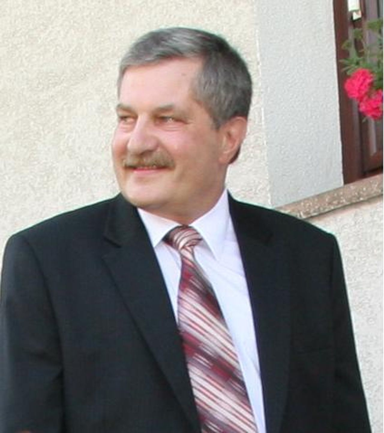 <p>Z głębokim żalem zawiadamiamy, że dnia 25 czerwca 2012 r., przeżywszy 59 lat, zaopatrzony św. Sakramentami, zmarł<br />Stanisław SOCHA<br />Najukochańszy Mąż, Tatuś, Teść, Zięć, Brat i Wujek.<br />Msza św. żałobna zostanie odprawiona 28 czerwca 2012 r. o godz. 14.00 w kościele św. Stanisława Kostki w Tarnowie przy ul. Pszennej.<br />Po mszy nastąpi przywiezienie Zmarłego na miejsce wiecznego spoczynku na Cmentarz Komunalny w Mościcach,<br />o czym zawiadamiają pogrążeni w żalu<br />Żona, Synowie, Synowa i Rodzina</p>