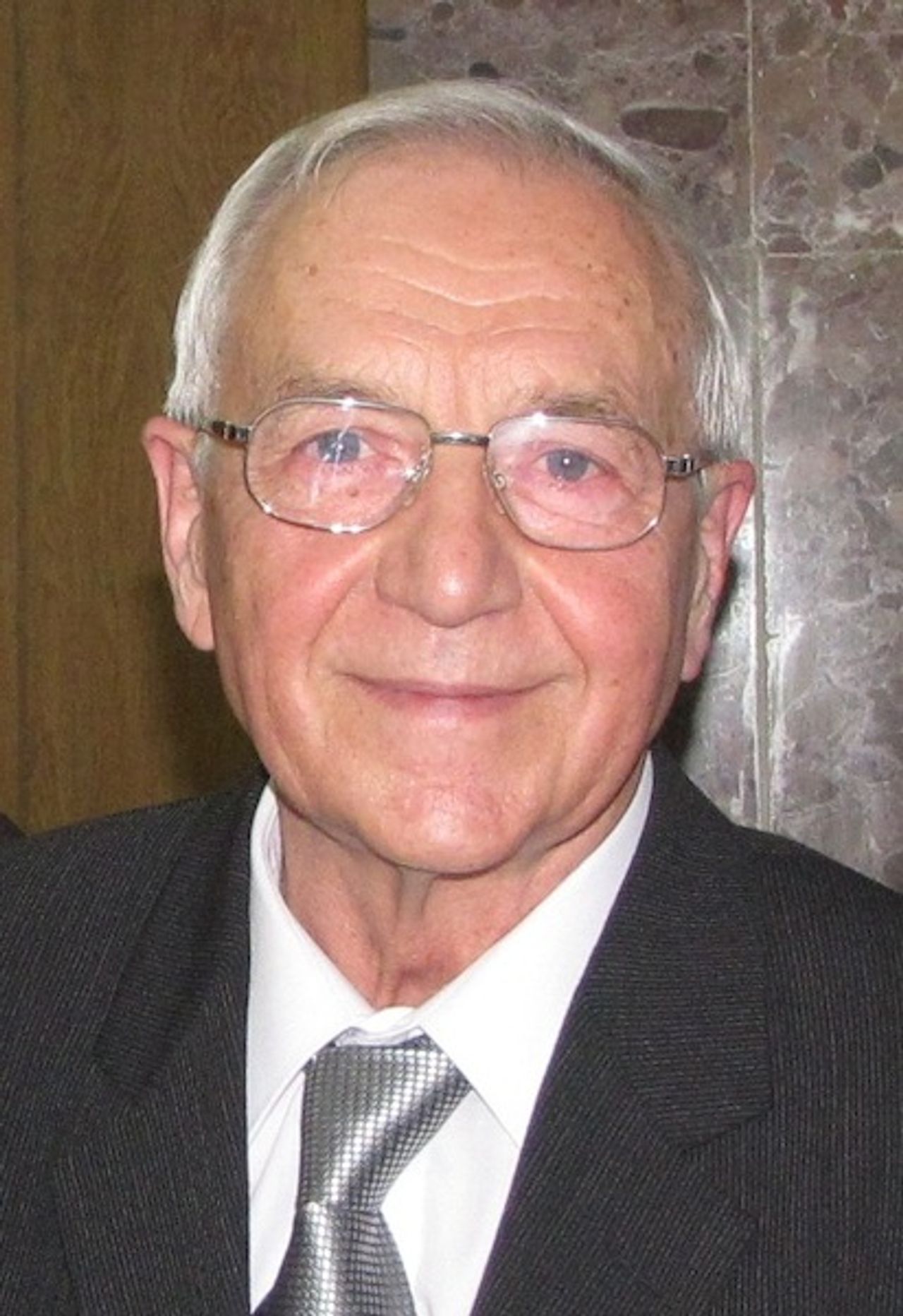 <p>„Styczniowa noc krzyczała rozpaczą<br />Gdy uleciała Twoja dusza<br />Zgasła radość, zamilkły serca<br />Trwa cisza, która tak bardzo boli.”</p>
<p>Z głębokim żalem zawiadamiamy, że dnia 8 stycznia 2013 roku przestało bić najwspanialsze serce ukochanego Męża, Ojca, Dziadka, Brata, Szwagra i Zięcia</p>
<p>śp.<br />dr. n. med. Lecha Bolta</p>
<p>Msza św. żałobna odprawiona zostanie dnia 12 stycznia 2013 r. o godz. 8.30 w Katedrze Oliwskiej.</p>
<p>Pogrzeb odbędzie się tego samego dnia o godz. 10.00 na cmentarzu katolickim w Sopocie.</p>
<p>Pogrążona w smutku<br />Rodzina</p>