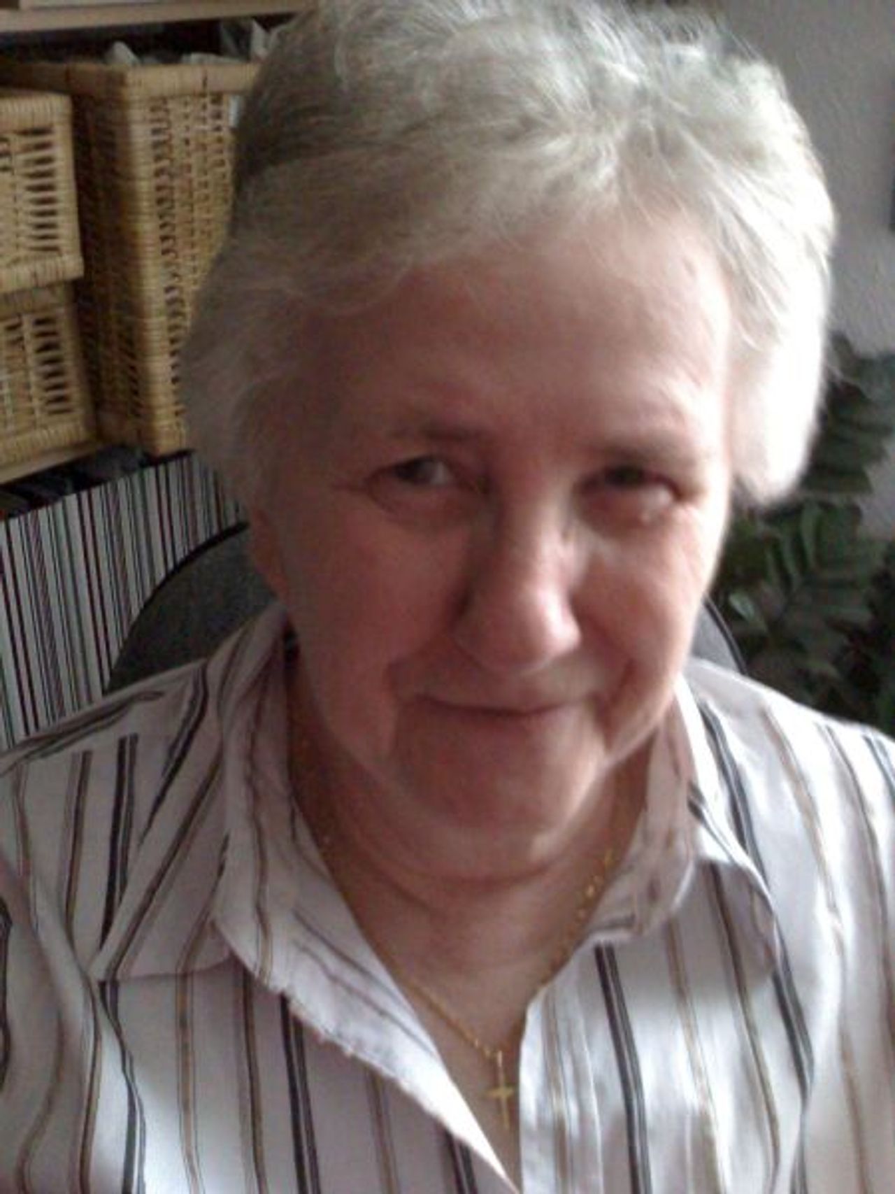 <p>„Ja jestem Zmartwychwstaniem i życiem,<br />kto we mnie wierzy, na wieki żył będzie”.<br />Z głębokim smutkiem i żalem zawiadamiamy, że w dniu 5 lutego 2010 r.<br />zasnęła w Bogu po długiej i ciężkiej chorobie Nasza Kochana<br />Mamusia, Babunia i Żona<br />ś + p<br />Krystyna Hoppe<br />z domu Jędraszczyk<br />lat 63<br />Msza św. pogrzebowa odbędzie się w poniedziałek, 15.2.br. o godzinie 10.30<br />w kościele św. Jana Jerozolimskiego.<br />Pogrzeb odbędzie się tego samego dnia o godzinie 13.05<br />na cmentarzu junikowskim.<br />Pogrążone w smutku<br />Agnieszka, Magda i Dorota z Rodziną</p>