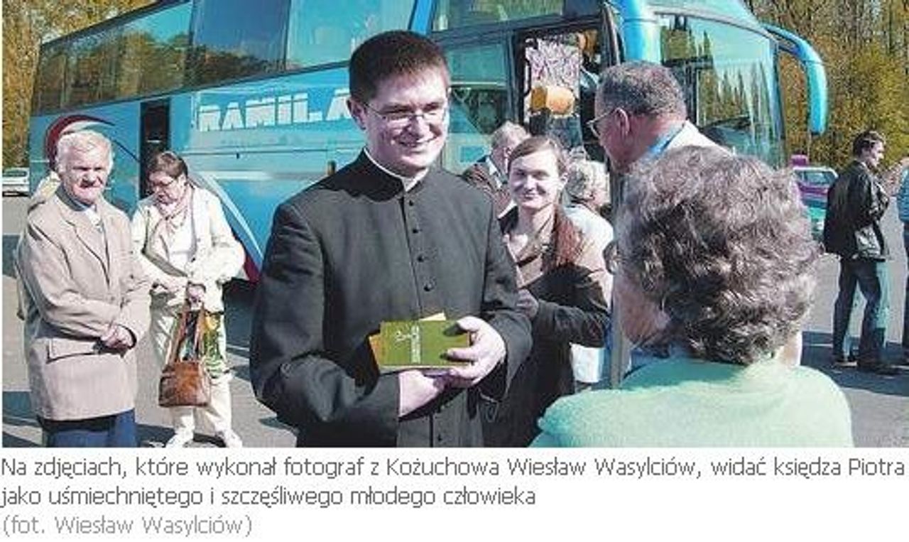 <p>Ponieważ spodobał się Bogu, znalazł Jego miłość, i żyjąc wśród grzeszników, został przeniesiony. Mdr 4, 10 Z głębokim żalem i sercem przepełnionym nadzieją życia wiecznego, zawiadamiamy, że w dniu 23 listopada 2009 RP odszedł od nas do domu Ojca, po ciężkiej chorobie, w wieku 27 lat, śp. Ksiądz PIOTR OGRODOWIAK Uroczystości żałobne rozpoczną się dziś, 26 listopada 2009 roku w kościele pw. Chrystusa Króla w Gorzowie Wlkp. o godzinie 16.00 - Eksportacja i czuwanie modlitewne godzina 17.00 - Uroczysta Msza św. z udziałem kapłanów gorzowskich, pod przewodnictwem Ks.Infułata prof. Romana Harmacińskiego, ze Słowem Żałobnym Ks. Prałata Witolda Andrzejewskiego. Uroczystości pogrzebowe odbędą się w piątek, 27 listopada 2009 roku w kościele pw. Matki Bożej Gromnicznej w Kożuchowie godzina 9.00 - Eksportacja i czuwanie modlitewne godzina 11.00 - Msza św. pogrzebowa pod przewodnictwem Biskupa Diecezjalnego Ks. dra Stefana Regmunta Rodzicom i Bratu składamy wyrazy współczucia i zapewniamy o modlitwie. Pragniemy serdecznie podziękować wszystkim, którzy otoczyli Ks. Piotra modlitwą, życzliwością oraz pomocą medyczną - zwłaszcza personelowi medycznemu Oddziału Anestezjologii i Intensywnej Opieki Medycznej Szpitala Wojewódzkiego w Gorzowie Wlkp. Duszpasterze i Wspólnota Parafii pw. Chrystusa Króla w Gorzowie Wlkp.</p>