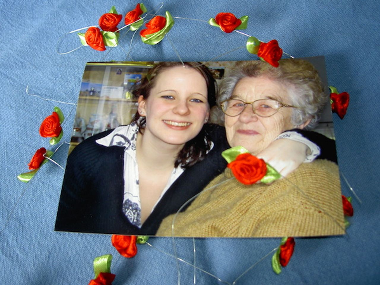 <p>Dnia 31 marca 2012 roku odeszła nasza ukochana Mama, Babcia, Prababcia i Ciocia</p>
<p>Maria Zębrzuska<br />zd. de Pacław Krzeczkowska<br />ur. 22 lipca 1924 r. w Schodnicy<br />nauczycielka gdyńskich przedszkoli, była kierowniczka Przedszkola nr 1 w Gdyni, odznaczona Złotym Krzyżem Zasługi.<br />Msza św. w intencji Zmarłej zostanie odprawiona w środę 4 kwietnia 2012 r. w kościele pw. św. Rodziny w Gdyni o godz. 10.15.<br />Pogrzeb odbędzie się tego samego dnia o godz. 11.30 na cmentarzu Witomińskim.<br />Pogrążona w smutku rodzina</p>