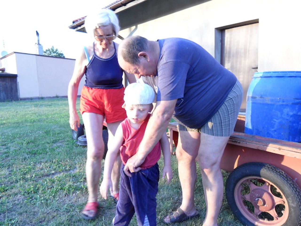 <p>W dniu 18 maja 2013 r. odszedł nagle najlepszy, ukochany i oddany mąż<br />i przyjaciel, tatuś, ogromnego serca dziadek i nauczyciel,<br />zasłużony dla Politechniki Łódzkiej magister – starszy wykładowca.<br />Dobry Człowiek. Przyjaciel wszystkich<br />ś+p<br />Zdzisław Pietrasik</p>
<p>Pogrążeni w cierpieniu zawiadamiamy, że uroczystość pogrzebowa<br />odbędzie się 24 maja 2013 r. o godzinie 12.00 na cmentarzu<br />rzymskokatolickim na Manii pw. św. Antoniego przy ul. Solec 11.</p>
<p>Kochająca Żona z Córką, Synami i Wnukami</p>
<p>„Każdy może być ojcem i mężem,<br />ale Ty byłeś najprawdziwszym Tatą i Mężem”</p>
<p>Dziękujemy Bogu, że byłeś Nasz.</p>