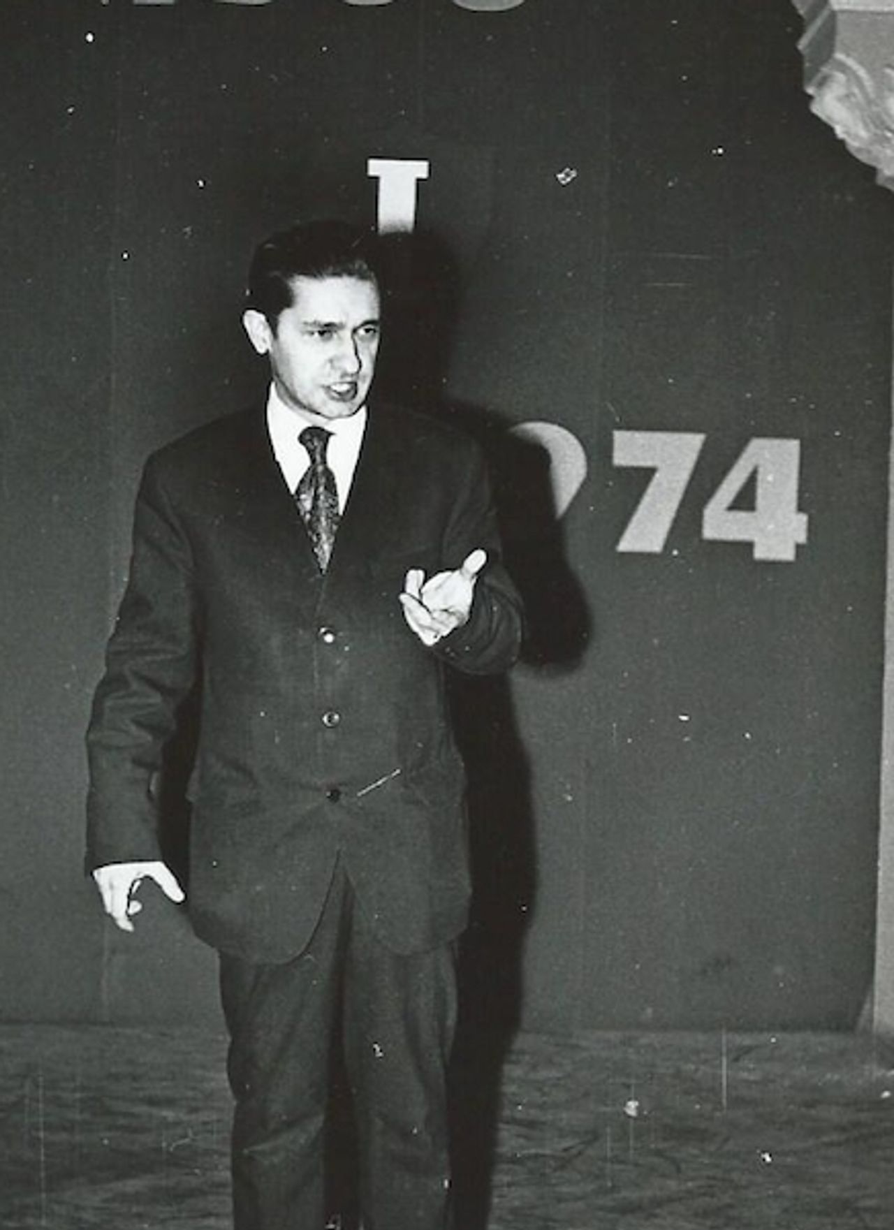 <p>24 marca 2014 r.<br />odszedł z Nowodworskiej Rodziny Profesor</p>
<p>Ś † P<br />STANISŁAW JASTRZĘBSKI</p>
<p>Od 1964 roku nauczyciel historii<br />w I Liceum Ogólnokształcącym<br />im. Bartłomieja Nowodworskiego w Krakowie,<br />twórca „Teatru Słowa Pod Krzyżem”.<br />Legenda i mit polskiej oświaty.<br />Prawy Człowiek.<br />Oddany Bogu, młodzieży, szkole, teatrowi.<br />Niezwykły Wychowawca odnajdujący<br />w młodym człowieku to, co najpiękniejsze.</p>
<p>Odznaczony Medalem PRO ECCLESIA ET PONTIFICE.</p>
<p>Pogrzeb odbędzie się w piątek, 4 kwietnia, o godz. 13.40<br />na cmentarzu Rakowickim w Krakowie.</p>
<p>Żegnamy Cię Profesorze<br />przechowując w sobie cząstkę Ciebie,<br />Szlachetnego Polaka i Nowodworczyka!</p>
<p>Uczniowie, Absolwenci, Nauczyciele</p>