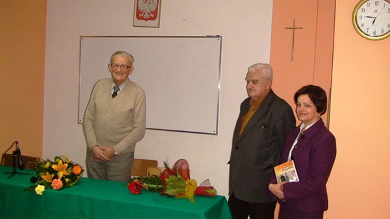 <p>Z głębokim żalem i smutkiem<br />przyjęliśmy wiadomość o śmierci</p>
<p>ZDZISŁAWA SROKI</p>
<p>redaktora naczelnego Naszej Gazety,<br />człowieka niezwykłej mądrości i życzliwości,<br />przyjaciela gminy Gdów</p>
<p>„Twoja śmierć zostawiła wielką pustkę w tych,<br />którzy Cię znali i poważali.<br />W naszych sercach będzie zawsze żywe Twoje wspomnienie."</p>
<p>Rodzinie i Bliskim Zmarłego</p>
<p>składamy wyrazy głębokiego współczucia.</p>
<p>Wójt Gminy Gdów Zbigniew Wojas<br />oraz Przewodniczący Rady Gminy Tadeusz Ciężarek</p>