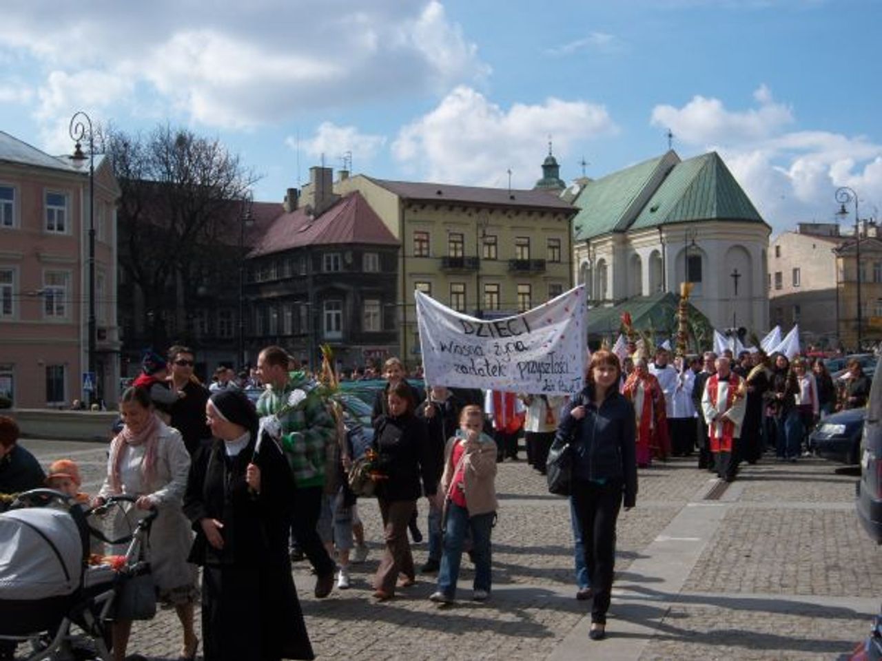 <p>Abp Józef Życiński (1948-2011)<br />10 lutego 2011r. w Rzymie zmarł nagle abp Józef Życiński - metropolita lubelski.<br />Przebywał w Rzymie na obradach Kongregacji ds. Wychowania Katolickiego.<br />Urodził się 1 września 1948 r. w Nowej Wsi koło Piotrkowa Trybunalskiego. Święcenia kapłańskie przyjął w 1972 r. Cztery lata później obronił doktorat na Wydziałe Teologicznym w Krakowie. Drugi stopień doktora, tym razem filozofii, uzyskał na Akademii Teologii Katolickiej w Warszawie. Habilitował się w roku 1980. Był biskupem tarnowskim. W 1997 r. został mianowany arcybiskupem metropolitą lubelskim. Pełnił również urząd Wielkiego Kanclerza Katolickiego Uniwersytetu Lubelskiego. Był też jednym z najbardziej aktywnych członków Papieskiej Rady ds. Kultury.<br />Pokój Jego Duszy</p>