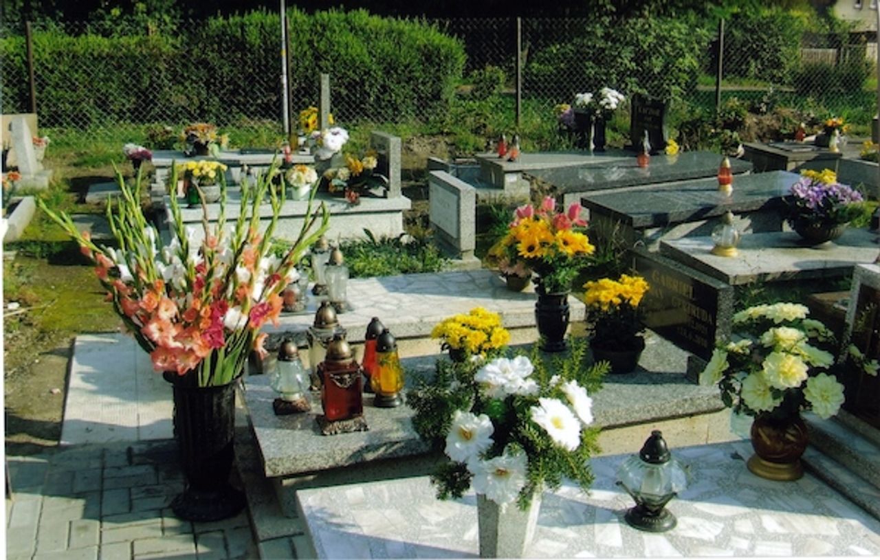 <p>W dniu 23 czerwca 2010 roku po długiej i przewlekłej chorobie<br />zmarła w wieku 88 lat Nasza Ukochana Mama, Babcia i Prababcia<br />śp. Gertruda Gabriel .<br />Msza święta żałobna odprawiona zostanie dnia 25 czerwca 2010 roku<br />o godz. 13.00 w Sanktuarium Matki Boskiej Bogucickiej w Katowicach Bogucicach, po czym nastąpi odprowadzenie ciała na cmentarz.<br />Zawiadamiają pogrążeni w głębokim smutku<br />Córka, Synowie, Wnuki i Prawnuki</p>