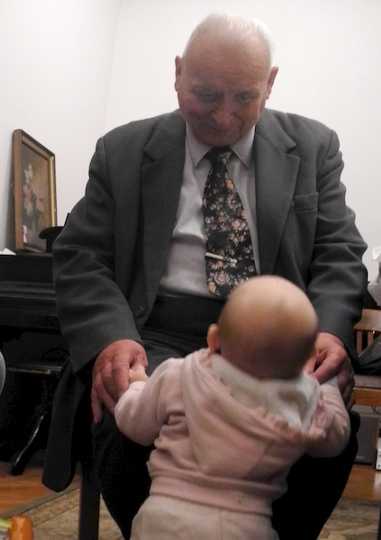 <p>Okręgowa Rada Adwokacka we Wrocławiu</p>
<p>z głębokim żalem zawiadamia, że w dniu 25 marca 2013 r.</p>
<p>we Wrocławiu zmarł</p>
<p>śp.</p>
<p>ADWOKAT</p>
<p>Antoni Kańczuga</p>
<p>ur. 17 lipca 1927 r. w Warszawie</p>
<p>Absolwent Wydziału Prawa Uniwersytetu Wrocławskiego. Od 1955 r. wykonywał zawód radcy prawnego. W dniu 23 kwietnia 1965 r. został wpisany na listę adwokatów Wojewódzkiej Izby Adwokackiej we Wrocławiu.</p>
<p>Wieloletni wykładowca aplikantów adwokackich z zakresu prawa wekslowego.</p>
<p>Zawsze obowiązkowy, pracowity oraz życzliwy do kolegów adwokatów, aplikantów i przedstawicieli wszystkich zawodów prawniczych, powszechnie lubiany.</p>
<p>Rodzinie Zmarłego Kolegi Okręgowa Rada Adwokacka we Wrocławiu składa wyrazy najgłębszego współczucia.</p>
<p>Dziekan</p>
<p>Okręgowa Rada Adwokacka we Wrocławiu</p>
<p>Koleżanki i Koledzy</p>
<p>Uroczystości pogrzebowe odbędą się w Wielki Czwartek, 28 marca 2013 r., o godz. 13.30 na cmentarzu pw. Świętego Wawrzyńca przy ul. Bujwida 51we Wrocławiu.</p>
