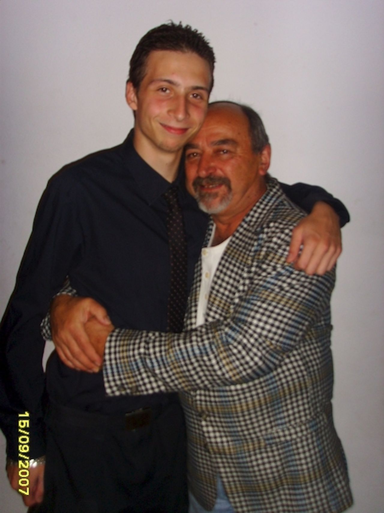<p>Odszedłeś tak nagle,<br />że ani uwierzyć,<br />ani się pogodzić...</p>
<p>Z głębokim żalem zawiadamiamy,<br />że dnia 20 kwietnia 2014 r. odszedł od nas<br />nasz ukochany Mąż, Ojciec, Teść i Dziadek</p>
<p>ś†p<br />Włodzimierz Dobrowlański<br />lat 65</p>
<p>Pogrzeb odbędzie się w poniedziałek 28 kwietnia 2014 r. o godz. 12.30<br />na cmentarzu junikowskim.</p>
<p>W smutku pogrążona<br />Rodzina</p>