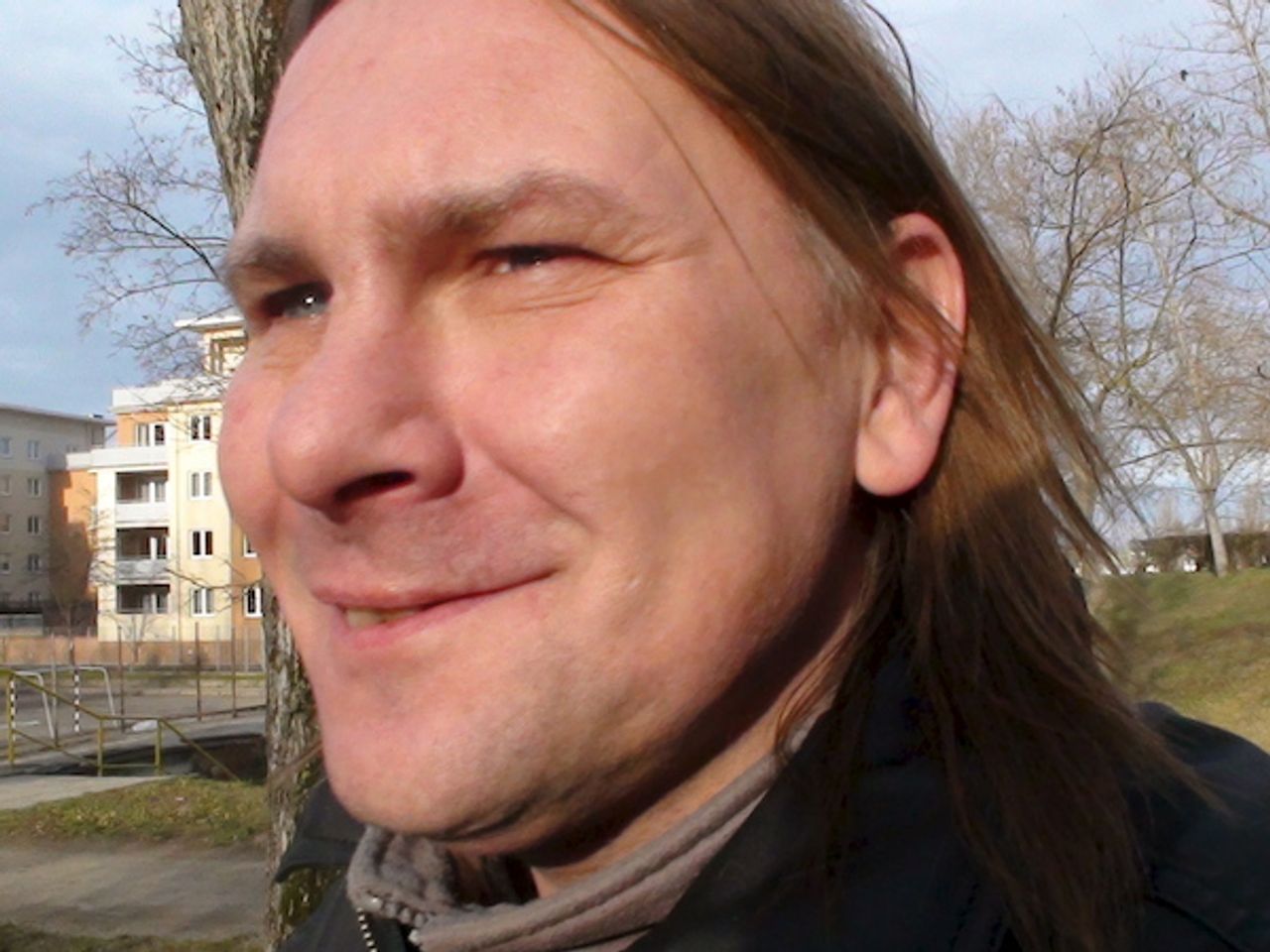 <p>"Idąc jesienną aleją szukam Ciebie, mój Przyjacielu"<br />TSA "51"</p>
<p>Z głębokim bólem i żalem zawiadamiamy,<br />że 7 stycznia 2015 roku odszedł od nas na zawsze,<br />po ciężkiej i krótkiej chorobie,<br />nasz Aktor i Przyjaciel</p>
<p>śp.<br />Tomasz "Manit" Wilczyński</p>
<p>Pogrzeb odbędzie się w poniedziałek,<br />12 stycznia 2015 roku o godz. 11.10<br />na starym cmentarzu komunalnym<br />przy ul. Wrocławskiej w Zielonej Górze.</p>
<p>Grzegorz Lipiec wraz z grupą filmową Sky Piastowskie</p>