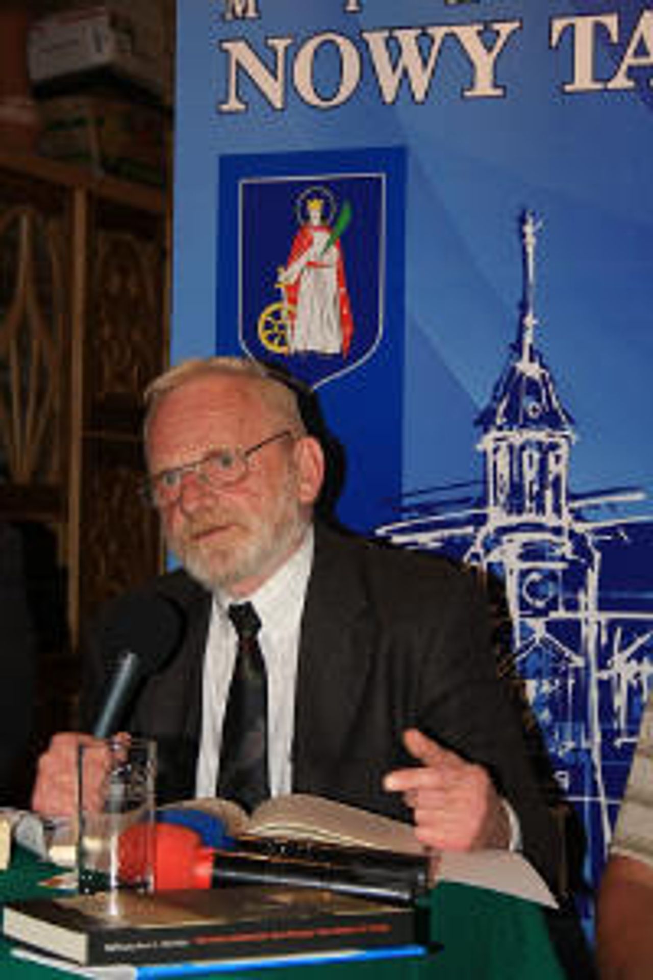 <p>„Daj mi poznać drogi Twoje, Jahwe<br />a naucz mnie Twoich ścieżek.<br />Prowadź mnie według Twojej prawdy ipouczaj, bo Ty jesteś Bóg mój Zbawca<br />i w Tobie mam zawsze nadzieję.”<br />Ps.25</p>
<p>Z głębokim żalem informuję, iż 20 sierpnia odszedł do Pana</p>
<p>Śp. Władysław Skalski</p>
<p>Człowiek Solidarności, współzałożyciel NSZZ „Solidarność” w NSPS „Podhale”, internowany w stanie wojennym, poseł Sejmu kontraktowego w l. 1989 – 1992, organizator Komitetu Obywatelskiego „Solidarność”.<br />Zaangażowany w pomoc potrzebującym, szukający prawdy o czasach zniewolenia, zaangażowany w sprawy Miasta i społeczności lokalnej.<br />Autor książek - m.in.: „Pierwsza pielgrzymka Ojca Św. Jana Pawła II do Polski – wdokumentach Służby Bezpieczeństwa PRL; „Koronacja, Ludźmierz 15.VII.1963 r.”; redaktor Almanachu Nowotarskiego.</p>
<p>Uroczystości pogrzebowe rozpoczną się 24 sierpnia 2011 r. (środa) o godz. 1300 Mszą Św. wkościele Św. Anny.</p>
<p>Małżonce, Dzieciom i Rodzinie śp. Zmarłego składam w imieniu władz i społeczności jego rodzinnego Miasta wyrazy serdecznego współczucia oraz modlitewnej łączności</p>
<p>Burmistrz Nowego Targu</p>
<p>Marek Fryźlewicz</p>