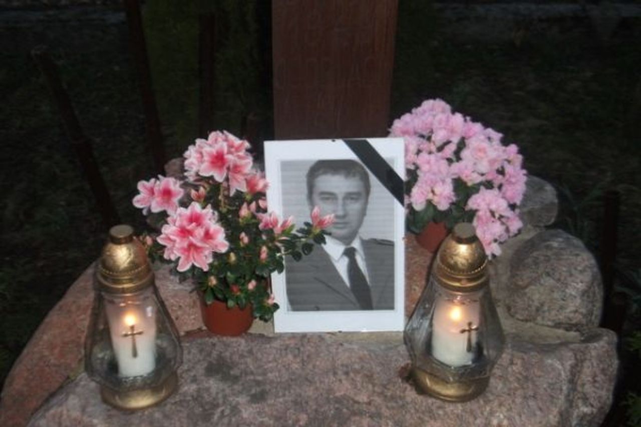 <p>Z ogromnym żalem przyjęliśmy wiadomość o tragicznej śmierci w katastrofie lotniczej pod Smoleńskiem oficera Biura Ochrony Rządu, a przed laty spadochroniarza Zawiszy, medalisty mistrzostw Polski chor. MARKA ULERYKA Rodzinie i przyjaciołom wyrazy głębokiego współczucia składa Cywilno-Wojskowy Związek Sportowy Zawisza</p>