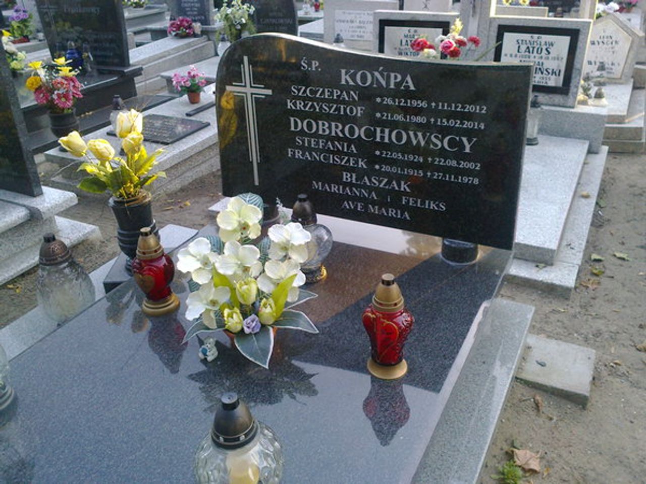 <p>"Odszedłeś za wcześnie, słońce zgasło choć dzień był jeszcze"</p>
<p>Z głębokim żalem zawiadamiamy, że 11.12.2012 r. odszedł od nas kochany Mąż, Ojciec, Teść, Dziadek, Syn, Brat, Szwagier i Wujek</p>
<p>śp. Szczepan Końpa</p>
<p>lat 56</p>
<p>Pogrzeb poprzedzony mszą świętą odbędzie się 14.12.2012 r. (piątek) o godzinie 12.30 na cmentarzu przy ul. Kossaka.</p>
<p>W smutku pogrążeni Żona z Dziećmi i Rodzina</p>