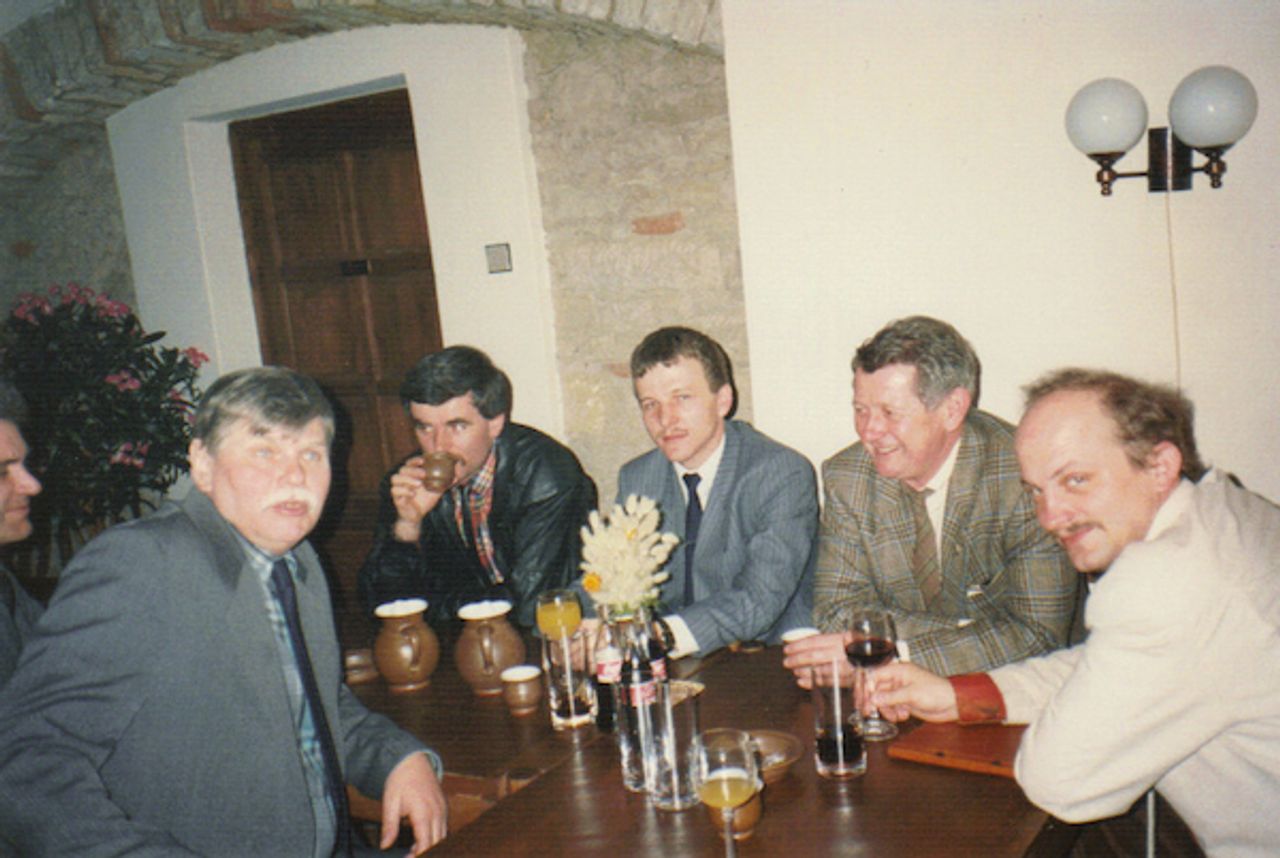 <p>Z głębokim żalem zawiadamiamy, że 7 listopada 2013 roku zmarł</p><p>ŚP<br />Tadeusz Łanowy</p><p>Miłośnik koni i zapalony narciarz<br />Kochany Mąż, Ojciec i Dziadek</p><p>Nabożeństwo żałobne zostanie odprawione w dniu 14 listopada o godz. 10.00<br />w kościele pw. Niepokalanego Poczęcia NMP<br />we Wrocławiu przy ul. Agrestowej,<br />po czym nastąpi odprowadzenie Zmarłego do grobu<br />na cmentarzu parafialnym we Wrocławiu<br />przy ul. Gałczyńskiego (Ołtaszyn).</p><p>Pogrążeni w smutku<br />Żona i Synowie z Rodzinami</p>
