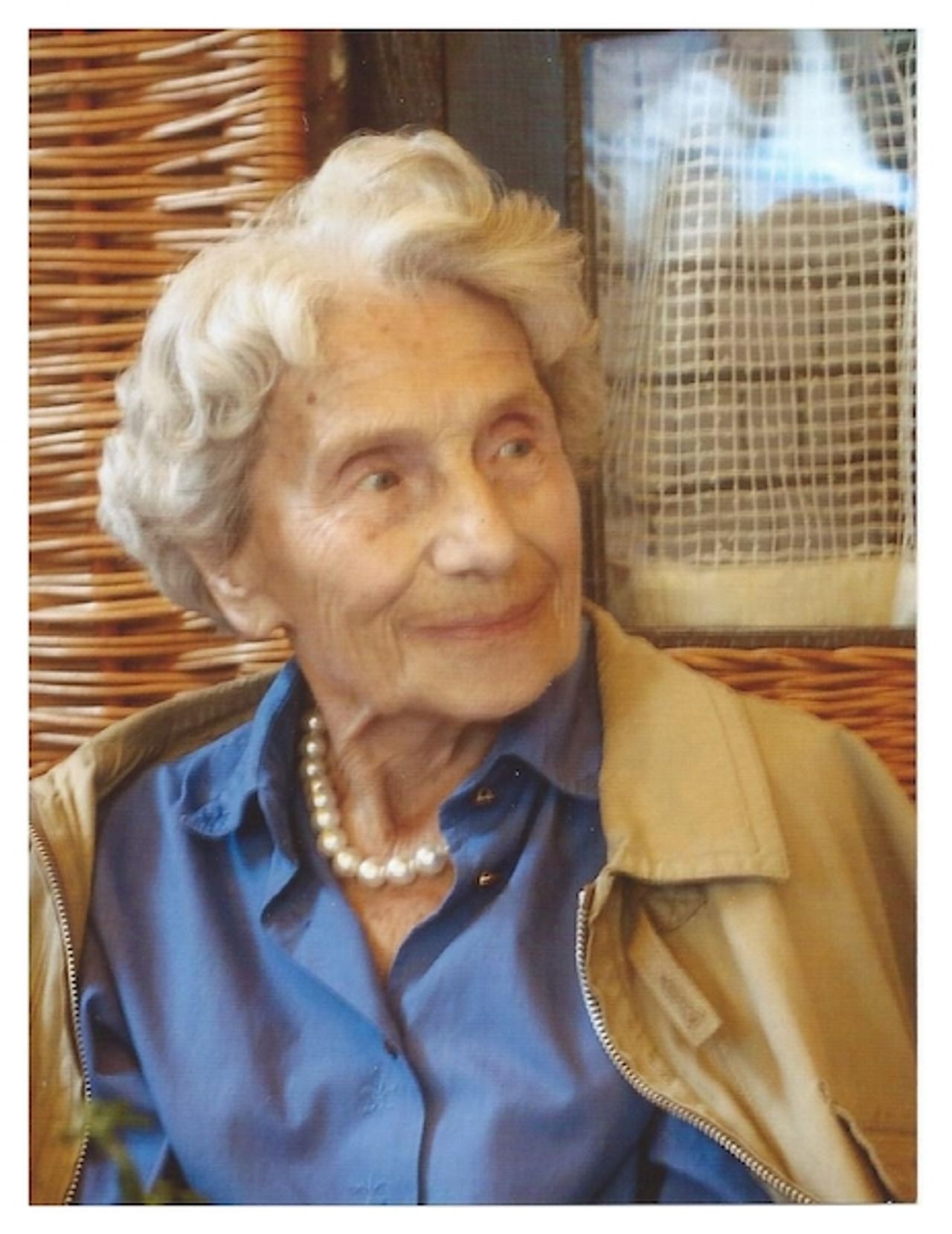 <p>Z głębokim żalem zawiadamiamy, że w dniu 9 stycznia 2015 roku zmarła<br />ś+p<br />Wanda Helena Borne<br />z domu Sicińska<br />ur. 11.07.1913 r.<br />nasza kochana Mama, Babcia i Prababcia<br />Msza św. zostanie odprawiona w sobotę 17 stycznia 2015 r. o godz. 10.30 w kościele pw. św. Andrzeja Boboli w Sopocie przy ul. Powstańców Warszawy 15.<br />Pogrzeb odbędzie się tego samego dnia o godz. 12.30 na cmentarzu katolickim w Sopocie przy ul. Malczewskiego.<br />Kolejna msza św. odbędzie się w niedzielę 18 stycznia 2015 r. o godz. 18.00 w kościele pw. Zesłania Ducha Świętego w Sopocie przy ul. Kujawskiej 50/52 (Brodwino - Kamienny Potok).<br />Pogrążona w smutku<br />Rodzina</p>