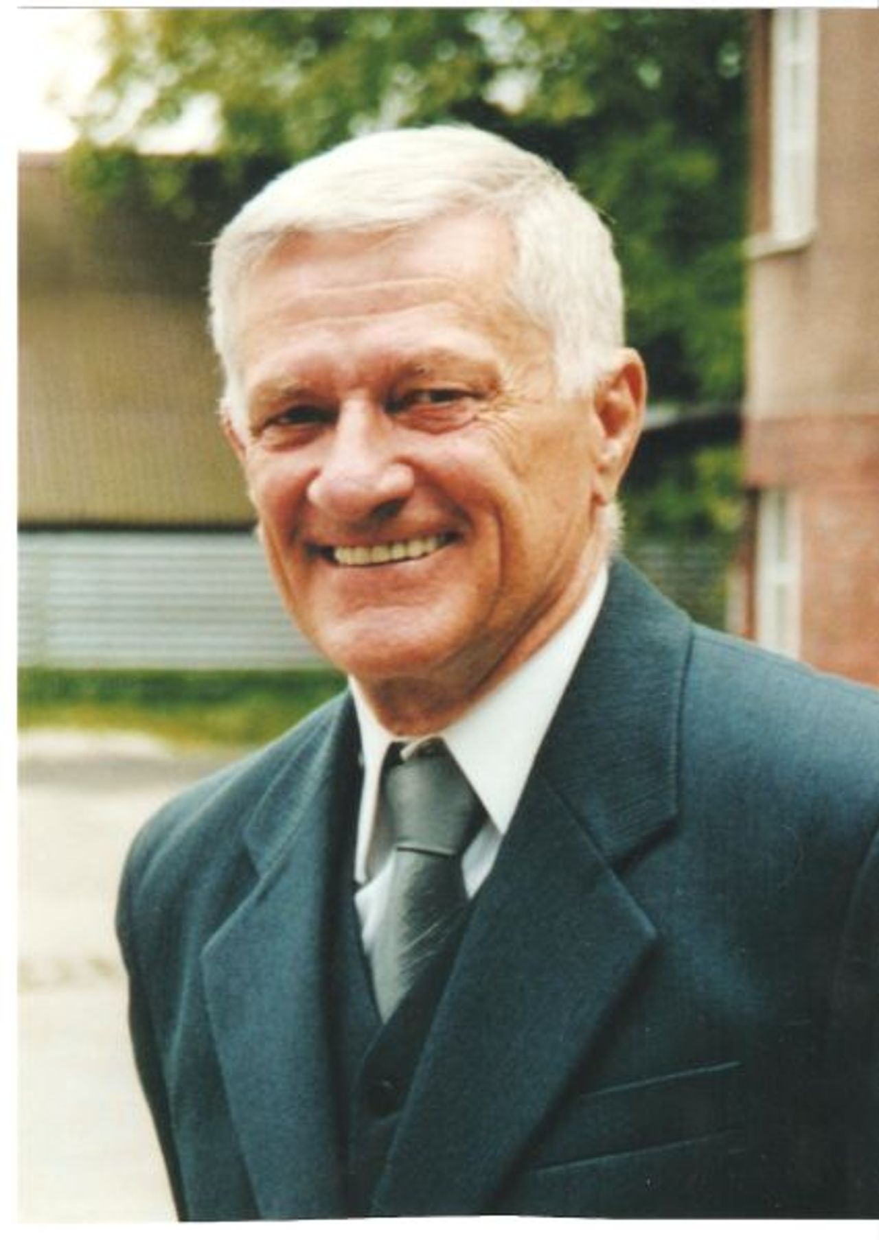 <p><em>...i słyszysz głos, który mówi, że z wami zostać nie mogę i widzisz rękę, co wzywa w daleką, daleką drogę...</em></p>
<p>5 września 2009 roku w najdalszą ze swoich wypraw wyruszył</p>
<h4>ALFRED KIELAK</h4>
<p>MĄŻ, BRAT, OJCIEC, DZIADEK i PRADZIADEK twardy Poleszuk, którego turystyczna Brać Pilotów Przewodników nazywała "Niezatapialny" Jak sam stwierdził trafiła Go torpeda. Za miesiąc skończyłby 79 lat .</p>
<p>Pogrzeb odbędzie się w sobotę, 12 września 2009 roku o godzinie 11.00 na cmentarzu komunalnym przy ulicy Żwirowej w Gorzowie Wlkp. Rodzina Msza święta żałobna odprawiona zostanie w kościele pod wezwaniem św. Józefa przy ulicy Brackiej w dniu pogrzebu o godzinie 9.00.</p>
