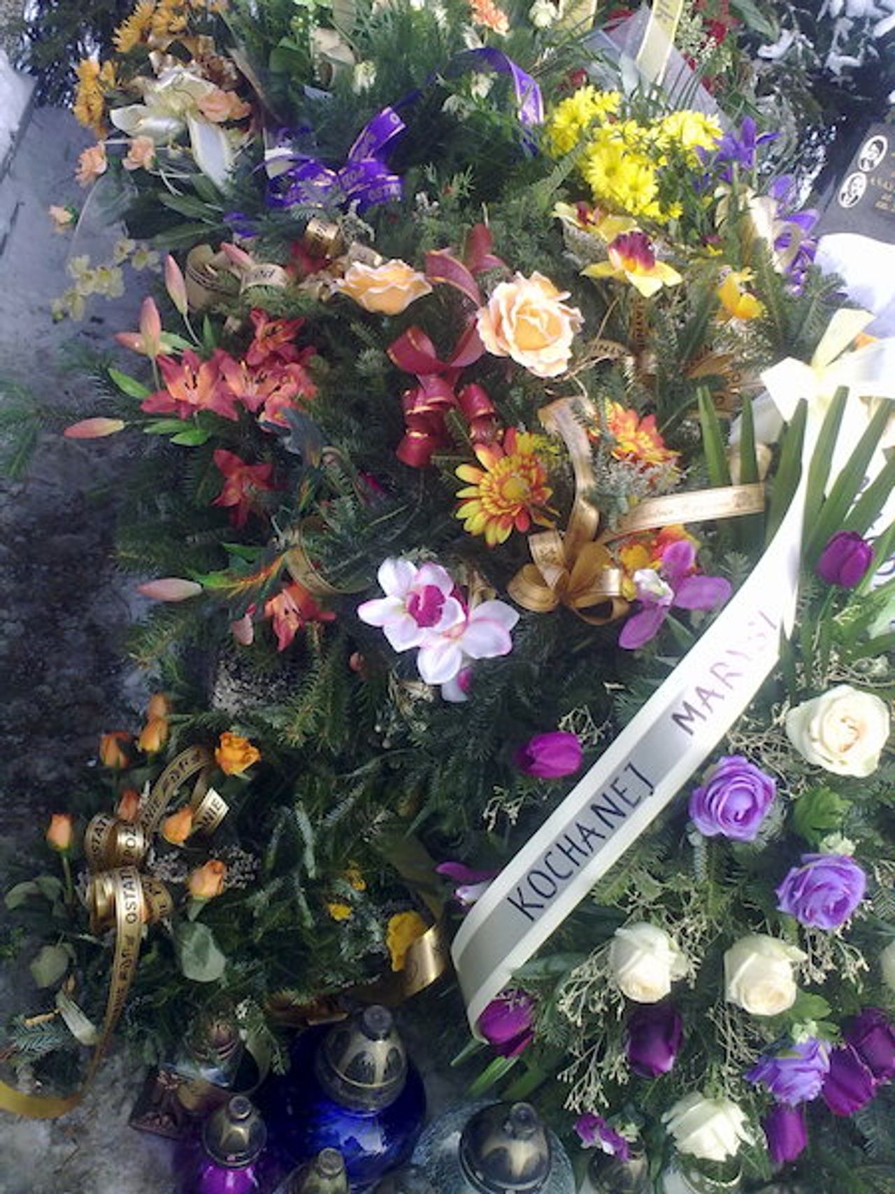 <p>Moja jedyna Miłości... odnajdę Cię.<br />Na zawsze razem.</p>
<h4>ś+p<br />Maria Janeczek<br />z domu Dudzik</h4>
<p>Najukochańsza Żona, Mama, Babcia i Ciocia<br />Przeżywszy lat 70, po ciężkiej chorobie,<br />opatrzona św. sakramentami,<br />zasnęła w Panu dnia 20 stycznia 2013 r.<br />Msza święta żałobna odprawiona zostanie<br />w czwartek, dnia 24 stycznia 2013 r., o godz. 12.00 w kaplicy na cmentarzu Podgórskim,<br />po czym nastąpi odprowadzenie Zmarłej<br />na miejsce wiecznego spoczynku do grobowca rodzinnego,<br />o czym zawiadamiają pogrążeni w bólu i żałobie</p>
<p>Kochający Mąż, Syn i Wnuk</p>
<p>Prosimy o nieskładanie kondolencji.</p>
