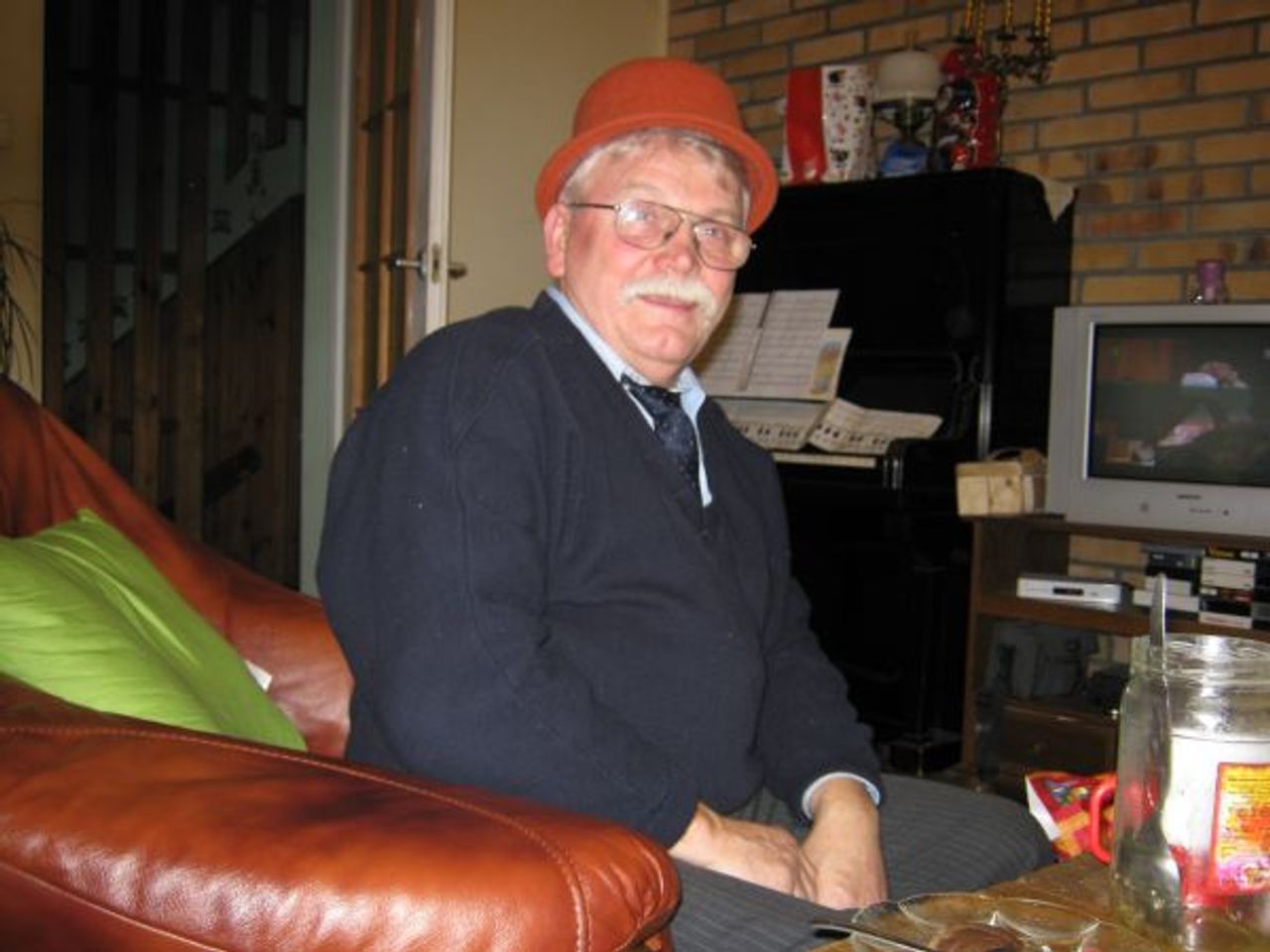 <p>Serce złote miałeś, od życia dużo nie chciałeś,<br />zawsze z czułością o nas dbałeś i zawsze nas kochałeś.</p>
<p>Z głębokim żalem zawiadamiamy, że dnia 19 kwietnia 2010 r. odszedł od nas niespodziewanie, pozostawiając po sobie pustkę, smutek i żal ukochany Mąż, najdroższy Ojciec i Dziadek oraz Zięć</p>
<p>ś + p<br />Zenon Jujeczka<br />lat 60<br />Uroczystości pogrzebowe rozpoczną się mszą św. w sobotę, 24 kwietnia 2010 r. o godz. 10.00 w kościele parafialnym w Rogalinku, po czym odprowadzimy drogiego nam Zmarłego na miejsce wiecznego spoczynku.</p>
<p>W smutku pogrążeni</p>
<p>Żona, dzieci, wnuk i teściowie</p>
