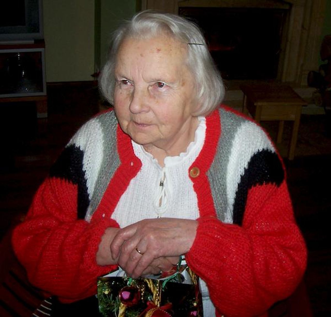 <p>Dnia 24 lutego 2011 r. odeszła w wieku 81 lat<br />Nasza Ukochana Mama i Babcia<br />ŚP<br />Irena Kąpińska</p>
<p>Msza św. żałobna zostanie odprawiona dnia 2.03.2011 r. o godz. 8.00 w kościele pw. św. Antoniego przy ul. Kasprowicza we Wrocławiu.<br />Ceremonia pogrzebowa odbędzie się dnia 2.03.2011 r. o godz. 12.00 na cmentarzu komunalnym Osobowice we Wrocławiu.<br />Powiadamia pogrążona w smutku<br />Rodzina</p>