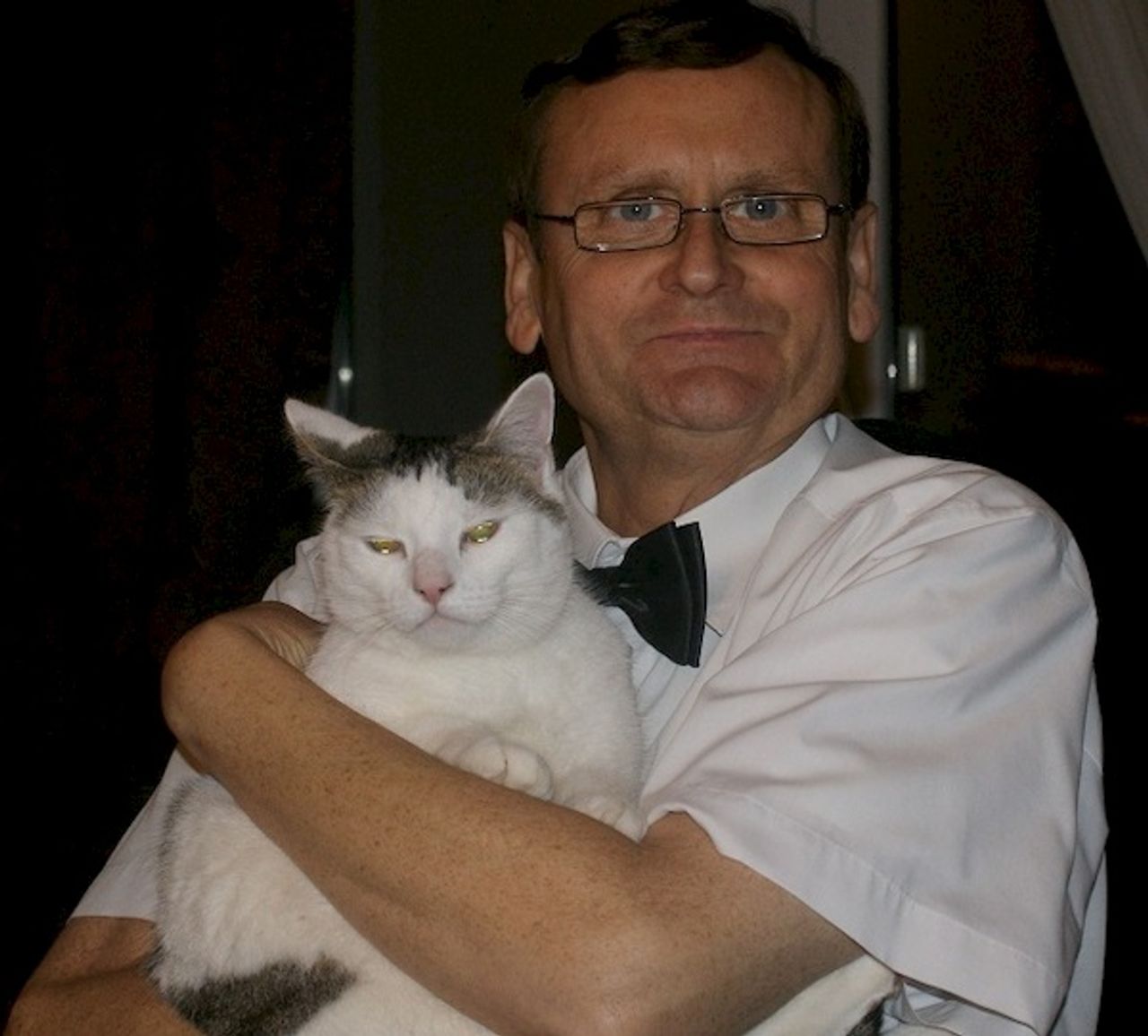 <p><em>Wciąż się na usta cisną pytania Dlaczego doszło do tego rozstania?!... i pozostały same wspomnienia choć my nie potrafimy powiedzieć Ci już do widzenia Tatusiu... gdzie jesteś...</em></p>
<p>Z głębokim żalem i wielkim smutkiem zawiadamiamy, że dnia 4 stycznia 2014 roku odszedł od nas, pomimo ogromnej siły i walki, pełen nadziei i wiary, po ciężkiej chorobie mój ukochany MĄŻ i nasz najcudowniejszy TATUŚ</p>
<h4>Śp. KAZIMIERZ JANKOWIAK</h4>
<p>Msza żałobna zostanie odprawiona w piątek 10 stycznia 2014 roku o godz. 10.30 w Kościele pw. św. Józefa Oblubieńca na Zaciszu w Zielonej Górze. Pogrzeb odbędzie się tego samego dnia o godz. 13.10 na NOWYM cmentarzu komunalnym przy ul. Wrocławskiej w Zielonej Górze.</p>
<p>Pogrążeni w cierpieniu ŻONA i DZIECI</p>
<p>Bardzo prosimy o nieskładanie kondolencji.</p>
