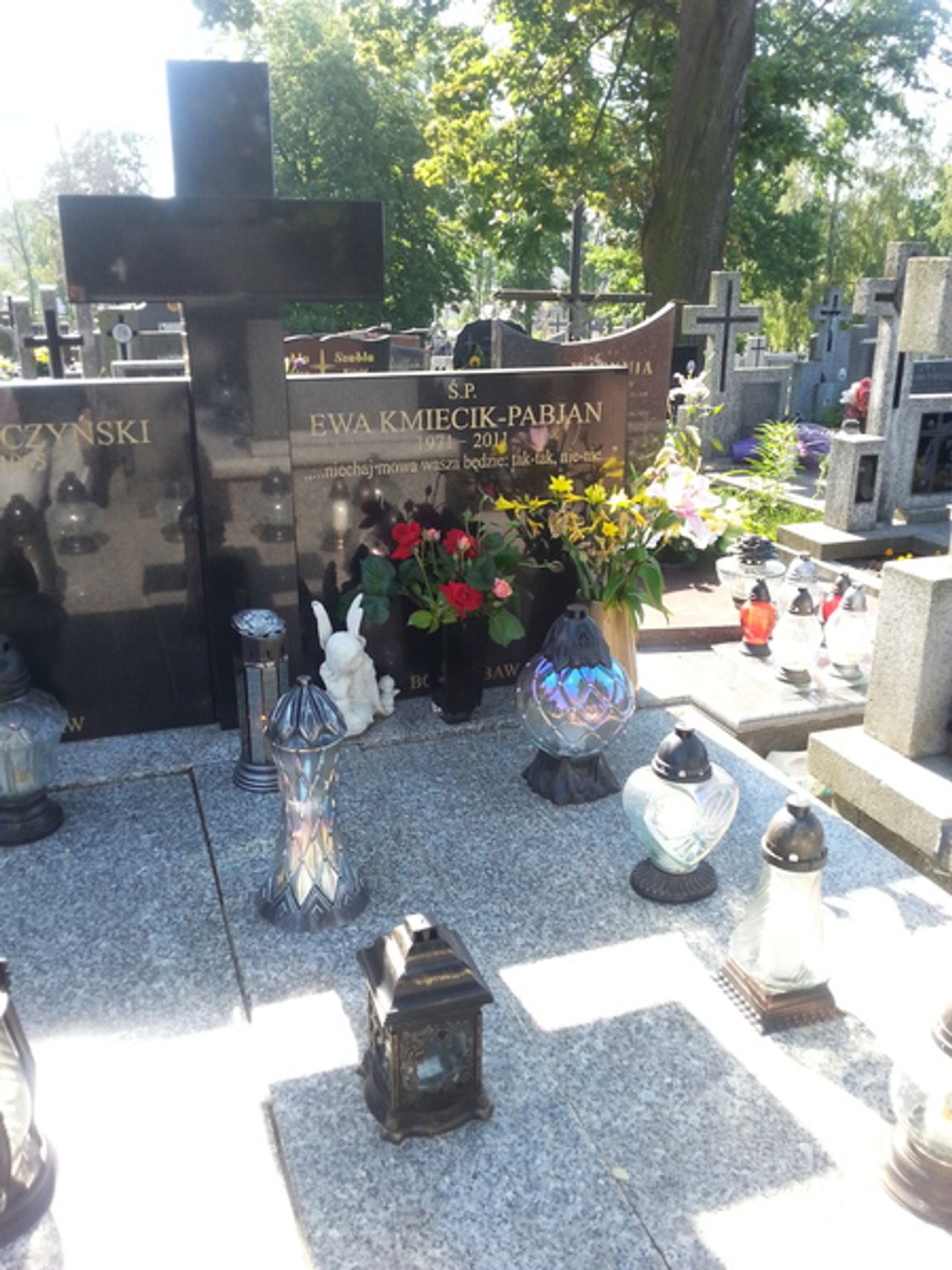 <p>Z głębokim żalem zawiadamiamy, że dnia 18.06.2011 r. w wieku 40 lat zmarła ŚP. Ewa Kmiecik Pabjan Msza Święta Żałobna odprawiona zostanie w dniu 22.06.2011 (środa) o godz. 15.00 w Kościele Św. Maksymiliana Kolbe (ul. Szczecińska), po czym nastąpi wyprowadzenie Drogiej nam Osoby w miejsce wiecznego spoczynku na Cmentarzu Nowym (ul. Spokiojna). O czym zawiadamiają pogrążeni w smutku: Mąż, Syn, Rodzice, Siostra, Teściowie i Rodzina</p>