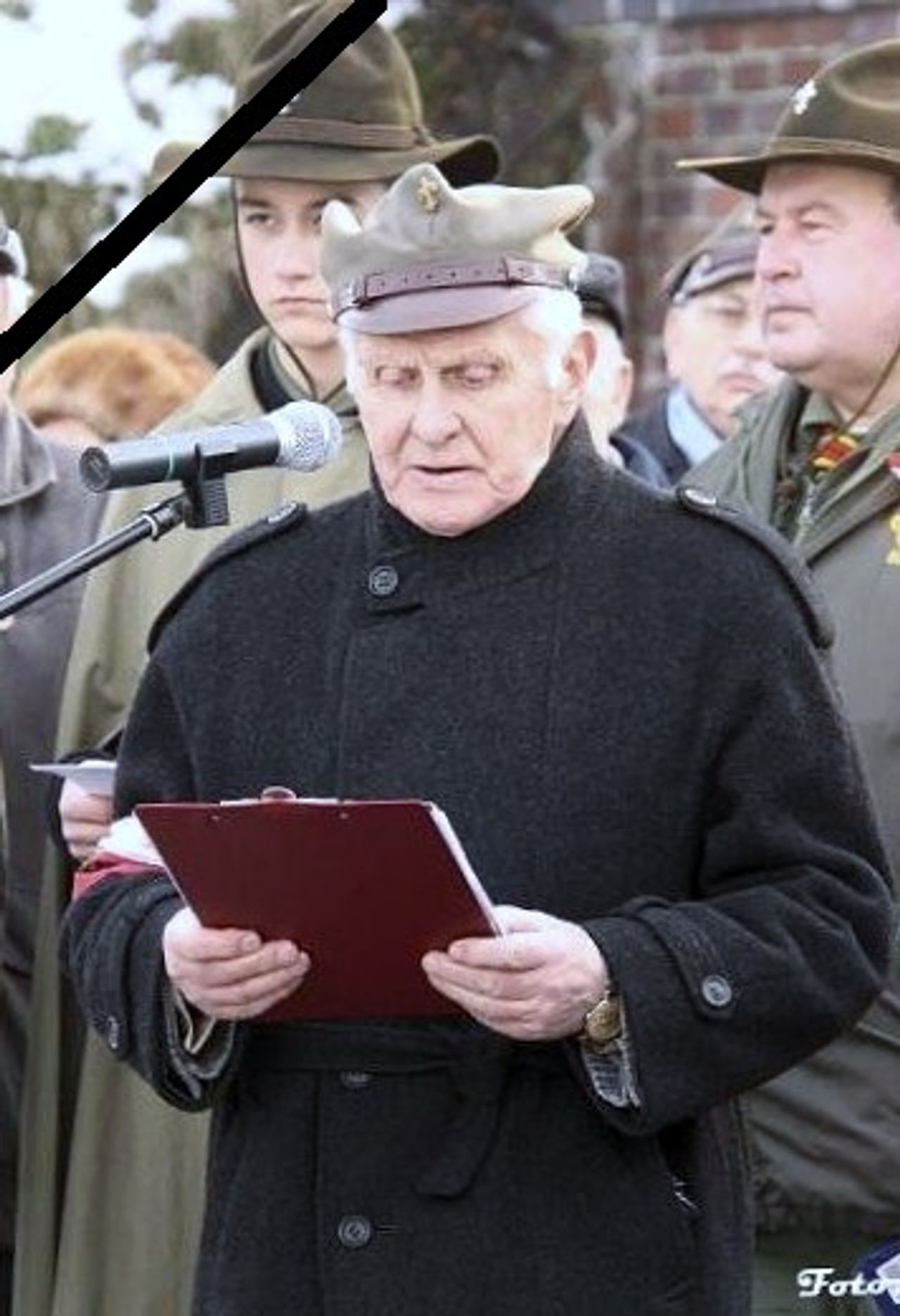 <p>„Tak nagle odszedłeś, że ani uwierzyć ani się pogodzić…”<br />Z głębokim żalem zawiadamiamy, że dnia 1 stycznia 2013 r.<br />w wieku 89 lat odszedł na Wieczną Wartę nasz najdroższy Tata, Teść i Dziadek<br />ś+p<br />Pułkownik WP w stanie spoczynku, Harcmistrz, inżynier<br />Kazimierz Kwiatkowski<br />Człowiek wielkiego serca, wrażliwy, szlachetny, ogromnej życzliwości, Osoba pełna głębokiej wiary.<br />Msza święta pogrzebowa odprawiona zostanie w piątek,<br />11 stycznia 2013 r. o godz. 10.15 w kościele pw. św. Krzyża<br />w Poznaniu, Górczyn, ul. Częstochowska 16.<br />Pogrzeb po mszy świętej o godz. 11.50 na cmentarzu komunalnym Junikowo.<br />W smutku pogrążeni<br />synowie Jurek i Zbyszek z Rodzinami</p>