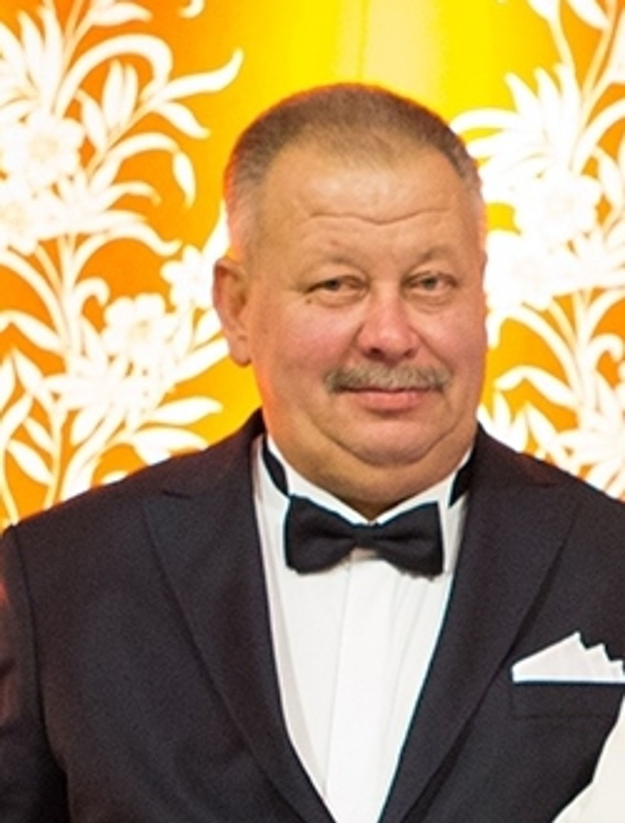 <p>Z głębokim żalem i smutkiem informujemy o śmierci</p>
<p>Pana Dyrektora<br />Mirosława Igielskiego</p>
<p>Żegnamy Człowieka ciepłego, wyrozumiałego i życzliwego.<br />Będzie nam Go bardzo brakowało.</p>
<p>Rodzinie i Bliskim</p>
<p>szczere wyrazy głębokiego współczucia i słowa otuchy<br />składają</p>
<p>pracownicy i Dyrekcja<br />grupy IGIELSKI OCHRONA</p>