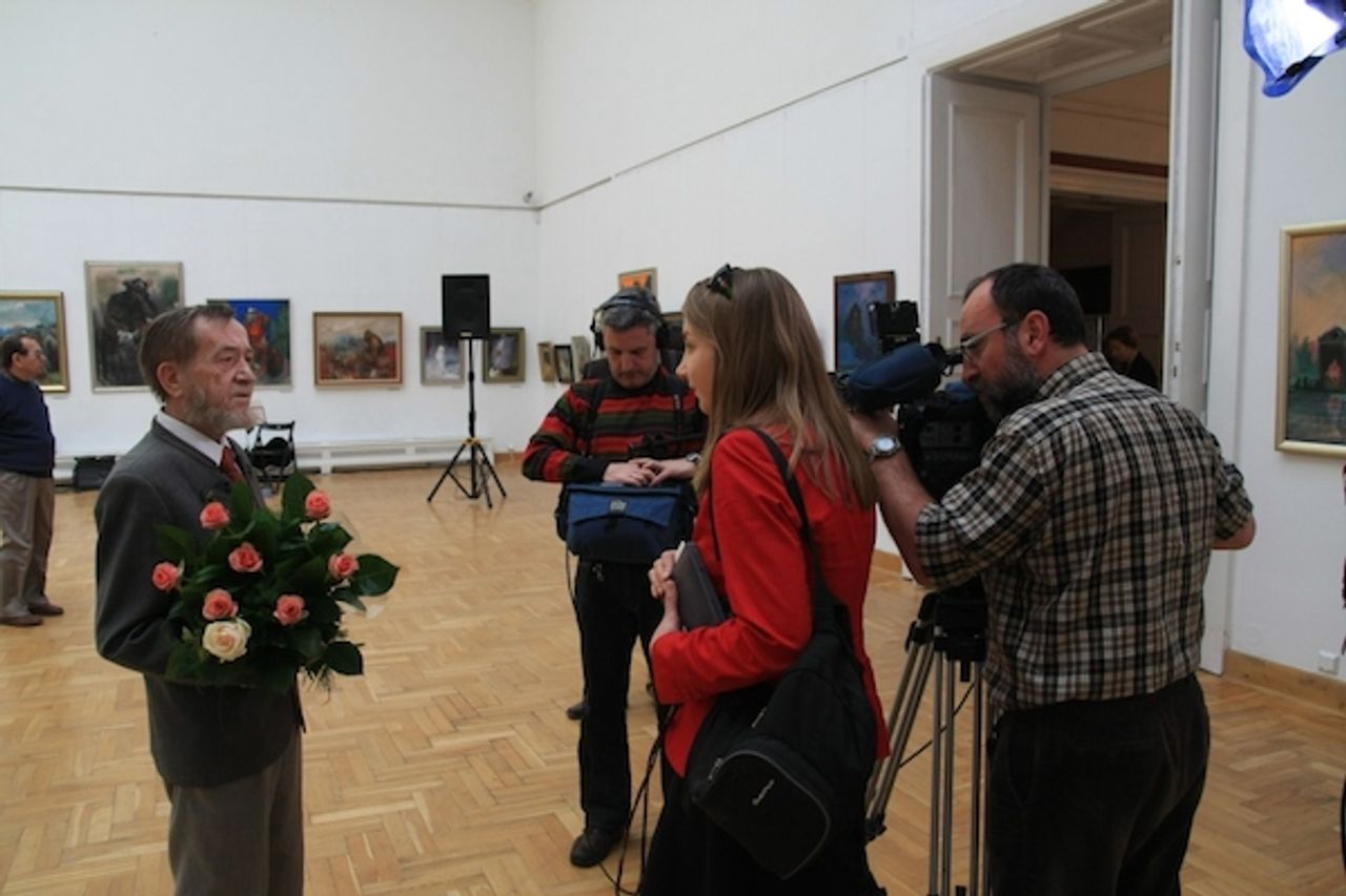 <p>W dniu 17 grudnia 2012 r. zmarł<br />prof. Stanisław Puchalik<br />wybitny artysta malarz, ceniony nauczyciel akademicki; przez 38 lat pracy naukowo-<br />dydaktycznej wychował wiele pokoleń adeptów sztuki w Akademii Sztuk Pięknych im.<br />Jana Matejki w Krakowie. W latach 1971-1978 pracował na Wydziale Grafiki,<br />w Katedrze Malarstwa i Rysunku, od 1978 do 2009 r. prowadził działalność naukowo-<br />dydaktyczną na Wydziale Rzeźby, gdzie pełnił funkcję prodziekana oraz przez wiele<br />kadencji był kierownikiem Katedry Kształcenia Ogólnoplastycznego, a później Katedry<br />Rysunku.<br />Znany i ceniony artysta malarz. Ogromny dorobek plastyczny i działalność twórcza<br />pozwalają zaliczyć Go do czołówki polskich malarzy. Był uczestnikiem kilkuset wystaw<br />zbiorowych w kraju i za granicą oraz kilkudziesięciu wystaw indywidualnych.<br />Jego obrazy, rysunki i pastele znajdują się w wielu muzeach w kraju i za granicą oraz<br />w licznych zbiorach indywidualnych. Rozwiązując własne zadania artystyczne<br />inspirował studentów do poszukiwania własnej drogi twórczej, szczególnie przez<br />uczestnictwo w plenerach, pozwalających na bliski kontakt z naturą, z pejzażem oraz<br />z warsztatem malarskim.<br />Był członkiem Związku Polskich Artystów Plastyków.<br />Za swą działalność odznaczony Złotym Krzyżem Zasługi, Złotą Odznaką „Za Zasługi<br />dla Ziemi Krakowskiej", złotą odznaką „Zasłużony Działacz Kultury", srebrnym<br />medalem Gloria Artis. Laureat wielu nagród, m.in. nagród Ministra Kultury i Sztuki,<br />nagród rektorskich oraz nagrody m. Krakowa.<br />Odszedł znakomity artysta i nasz wielki przyjaciel. Uroczystości pogrzebowe odbędą się<br />w dniu 22 grudnia (sobota) o godz. 13.00 na cmentarzu parafialnym w rodzinnej<br />miejscowości Jaśliska.<br />Bliskim Zmarłego wyrazy serdecznego współczucia składają<br />Rektor, Senat i cała społeczność Akademii Sztuk Pięknych im. J. Matejki</p>