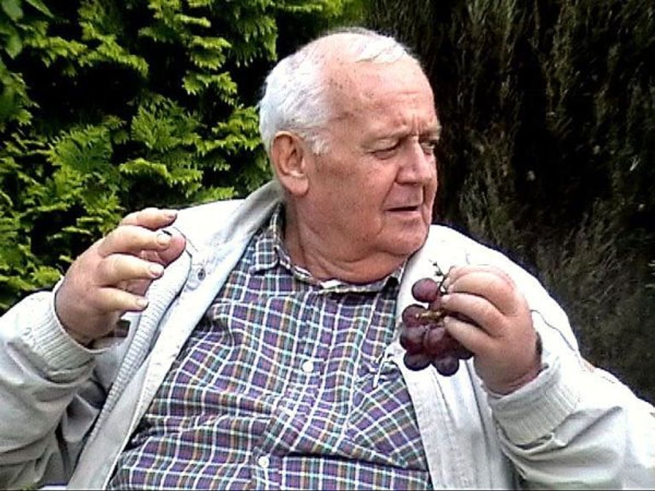<p>Z głębokim żalem powiadamiam, że 11 stycznia 2010 r. odszedł na zawsze<br />Ś+P<br />Roman Gorzelski<br />poeta, prozaik, publicysta i tłumacz,<br />a przede wszystkim szlachetny Człowiek<br />Żona z rodziną<br />Ceremonia pogrzebowa odbędzie się 18 stycznia 2010 r.<br />o godz. 14.00 w Łodzi na Cmentarzu Komunalnym na Dołach.</p>