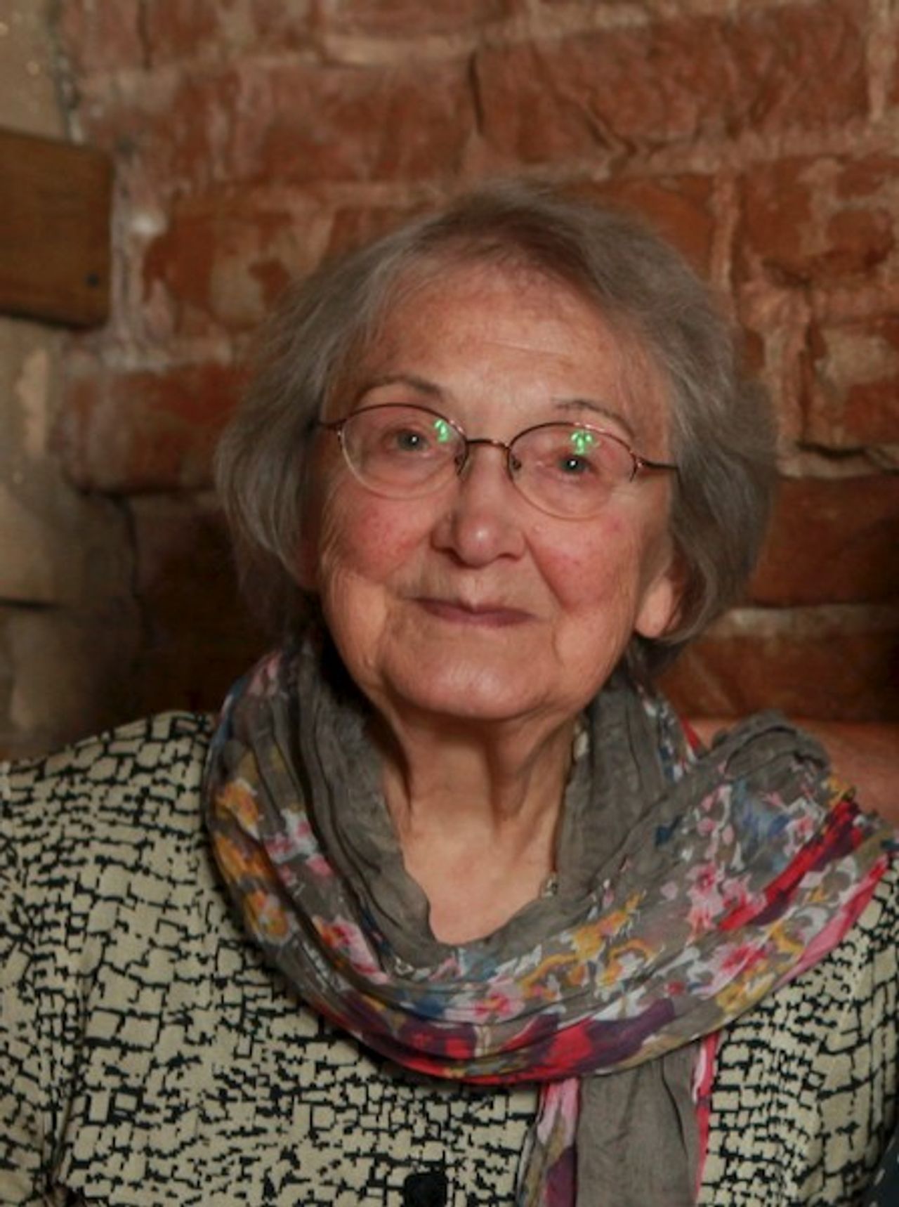 <p>Z głębokim żalem zawiadamiamy, że 04 listopada 2013 r w wieku 88 lat odeszła</p>
<h4>Elżbieta Chętnik - Grabska</h4>
<p>nasza ukochana mamusia, babunia i prababunia, pogrzeb odbędzie się 8 listopada 2013 o godz. 13.00 na Cmentarzu Parafialnym w Łomży, o czym zawiadamiają<br />dzieci wnuki i prawnuki</p>