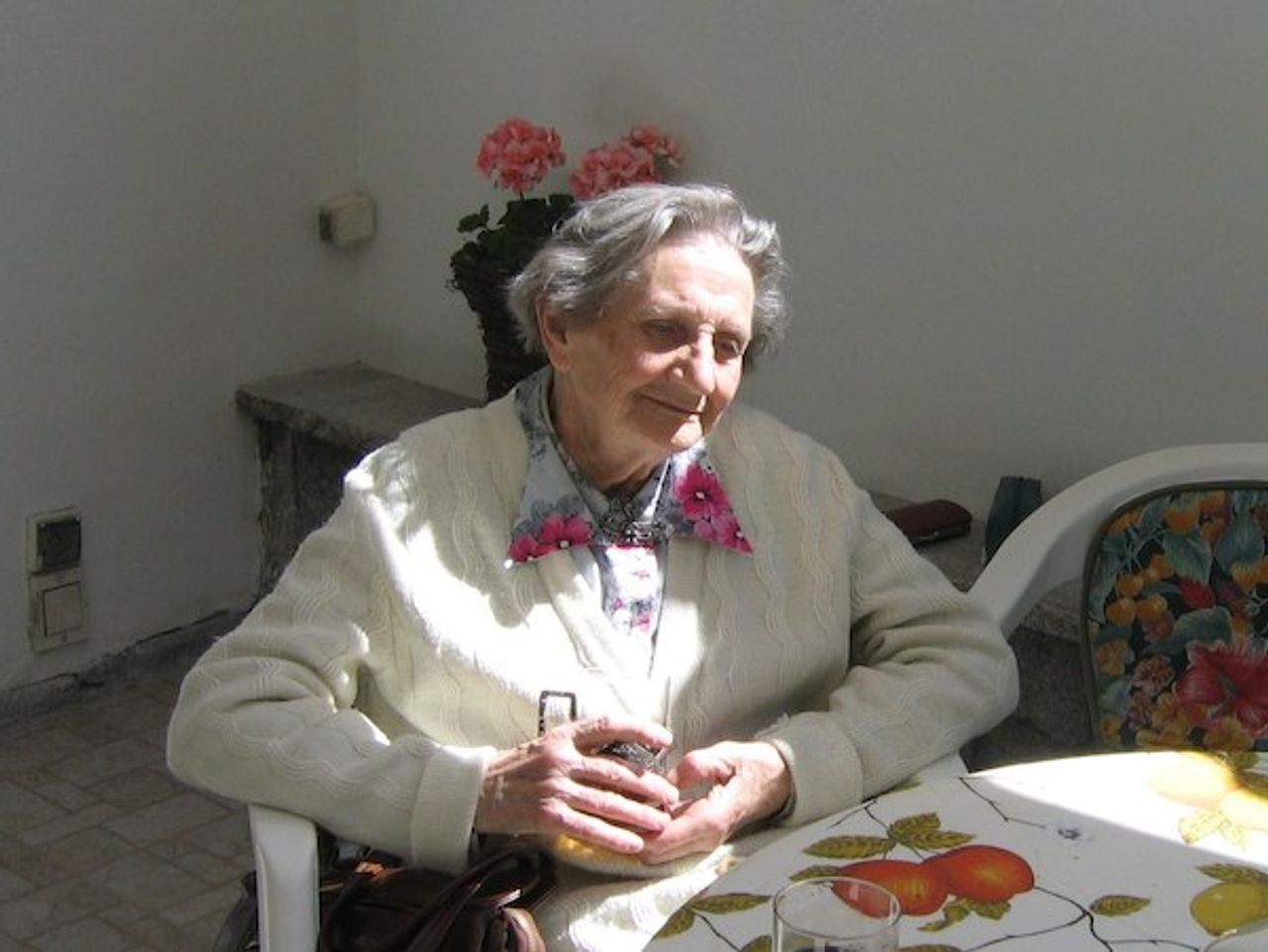 <p>W dniu 25 kwietnia 2011 roku zmarła w Poznaniu<br />ś + p<br />Prof. dr hab.<br />Helena Anna Harajda<br />Członek zwyczajny i honorowy Związku Polskich Artystów Lutników,<br />wybitny naukowiec, wspaniały nauczyciel akademicki,<br />autorka znakomitych prac i publikacji naukowych z zakresu akustyki,<br />nauczyciel i wychowawca kilku pokoleń lutników,<br />niezwykle zaangażowana i oddana sprawom ZPAL.<br />Uhonorowana wieloma odznaczeniami, w tym Krzyżem Oficerskim<br />Orderu Odrodzenia Polski,<br />wielokrotnie wyróżniania nagrodami naukowymi i dydaktycznymi.<br />Pozostanie w naszej pamięci jako wspaniały Człowiek,<br />o wielkiej wiedzy i życzliwości.<br />Żegnamy Panią Profesor z ogromnym smutkiem i żalem.<br />Rodzinie i Najbliższym<br />składamy wyrazy najgłębszego współczucia<br />Zarząd i pracownicy<br />Związku Polskich Artystów Lutników<br />1015906</p>
