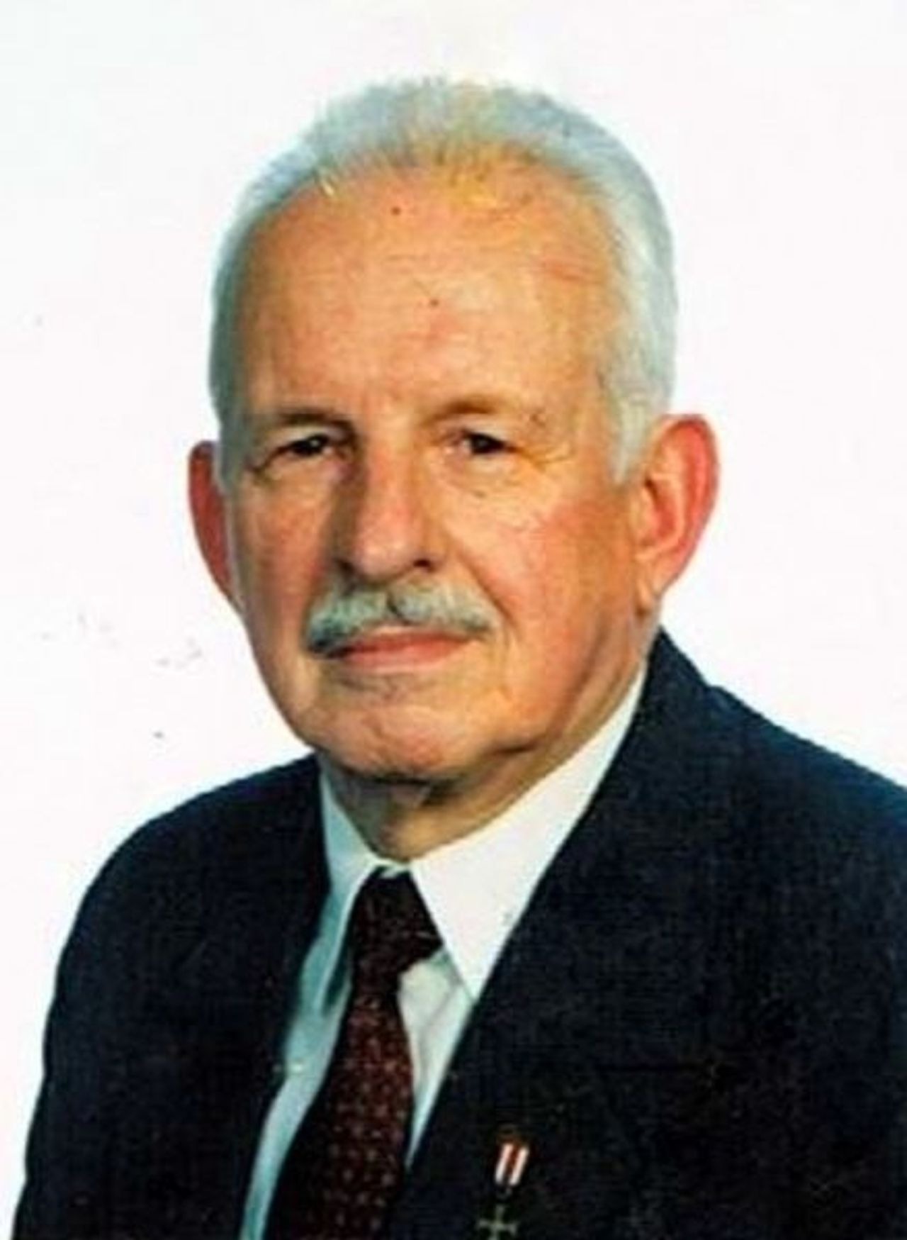 <p><em>"Nie umiera Ten kto trwa w pamięci żywych"</em></p>
<p>Z głębokim bólem zawiadamiamy, że w dniu 6 października 2010 r. po długiej i ciężkiej chorobie odszedł od Nas na zawsze przeżywszy 84 lata</p>
<h4><strong>śp. major Tadeusz Robak</strong></h4>
<p>żołnierz Armii Krajowej, działacz kombatancki, Prezes Zarządu Okręgowego w Kielcach i v-ce Prezes Związku Inwalidów Wojennych RP w Warszawie.</p>
<p>Uroczystości żałobne odprawione zostaną w Kościele Matki Bożej Królowej Polski ( Kościół Garnizonowy) przy ul. Chęcińskiej w Kielcach w dniu 9 października 2010 r. o godz. 13.00 po czym nastąpi odprowadzenie na Cmentarz Nowy w Kielcach o czym zawiadamiają pogrążeni w nieutulonym smutku</p>
<p>Żona, Synowie, Wnuki i Rodzina</p>