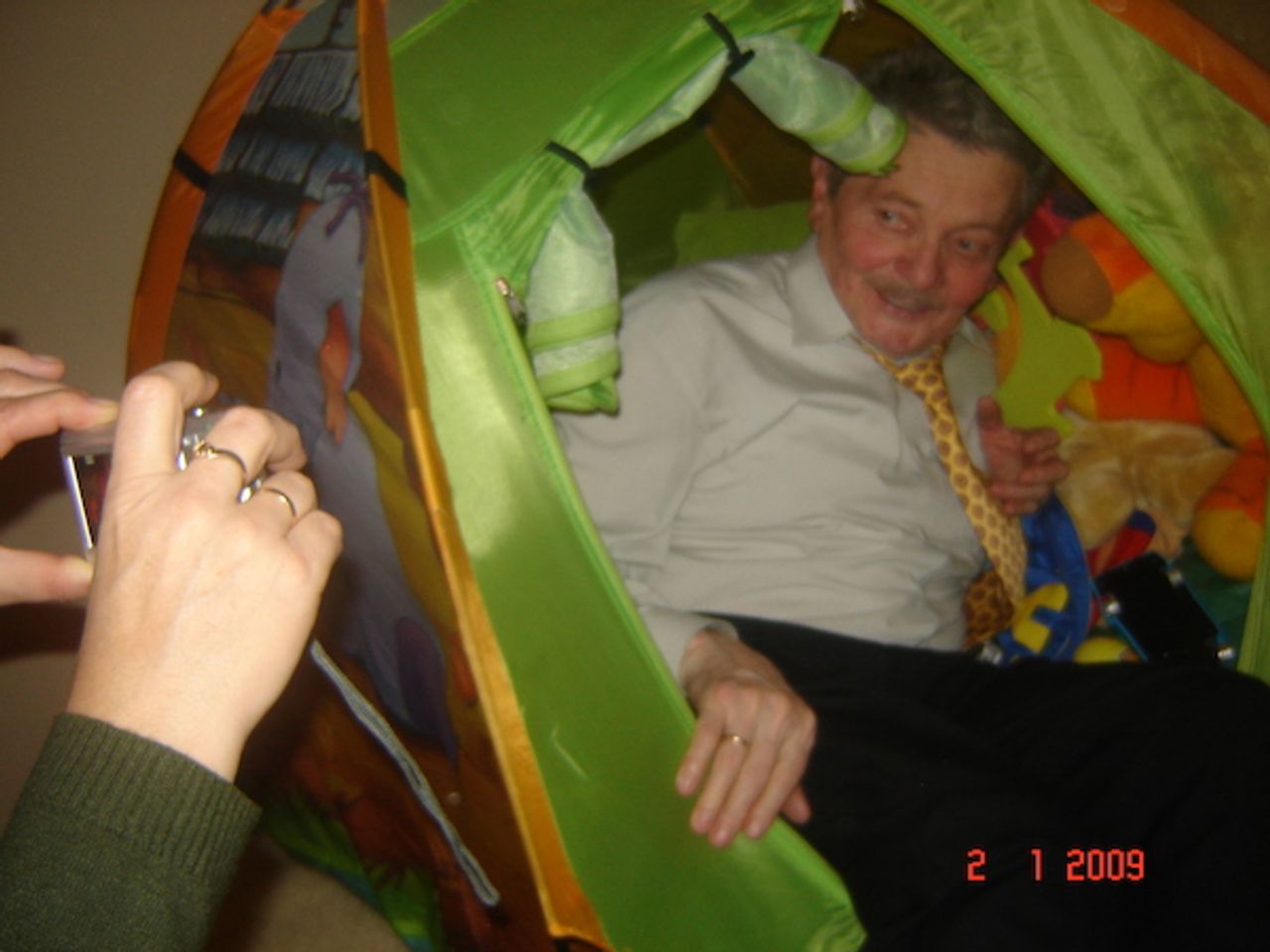 <p>Z głębokim żalem zawiadamiamy, że w dniu 26 września 2011r., przeżywszy 75 lat, zmarł po ciężkiej chorobie nasz kochany mąż, Tato, Dziadziu i Pradziadziu Śp. Henryk Cieślachowski całe życie oddany służbie zdrowia w Sanatorium P/Gruźliczym w Górnie i Domu Pomocy Społecznej w Górnie. Msza Święta Pogrzebowa odprawiona zostanie w kaplicy na cmentarzu Rzeszów Wilkowyja w dniu 29.09.2011r. o godz. 14.30. po której nastąpi odprowadzenie Zmarłego na miejsce wiecznego Spoczynku Pogrążona w smutku Rodzina</p>