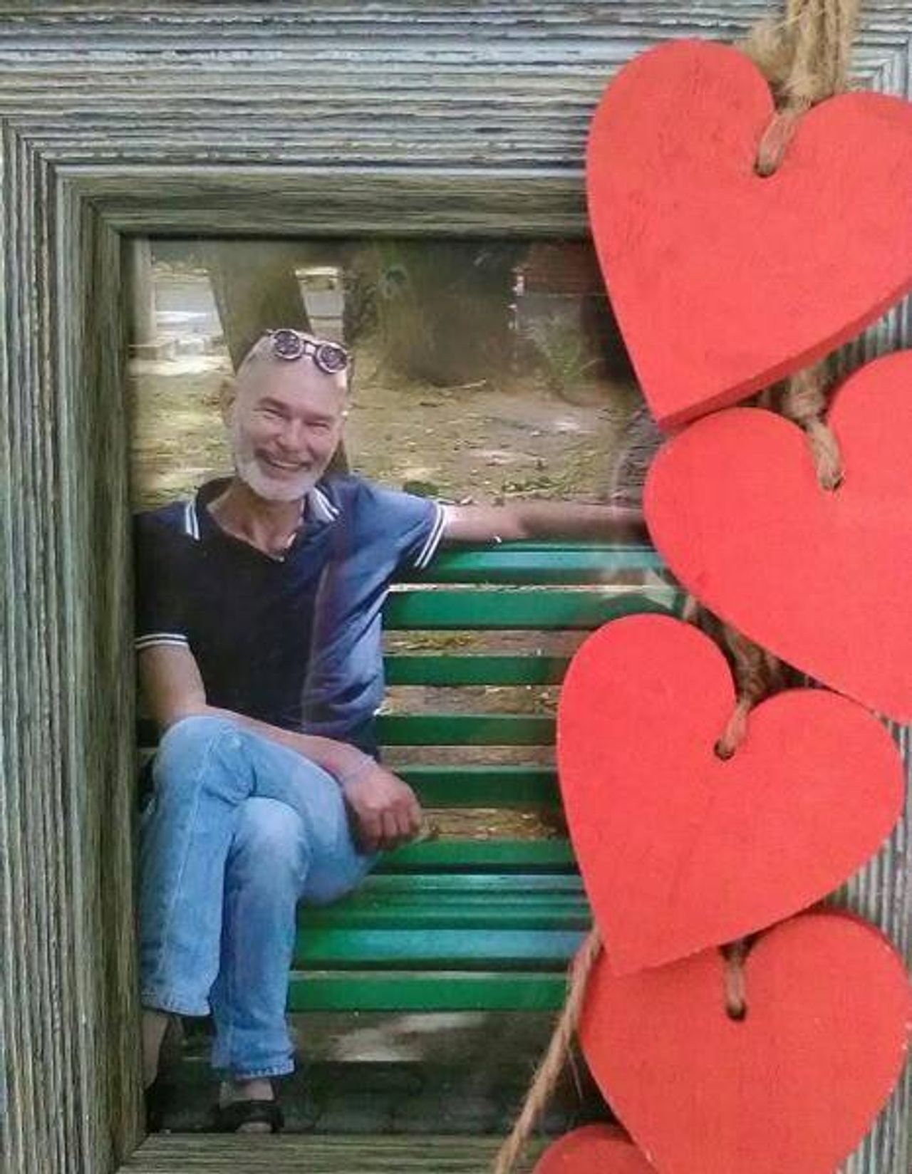 <p>Z głębokim żalem zawiadamiamy, że dnia 12 lutego 2017 roku<br />zmarł mój Mąż i kochany Tata<br />ś+p<br />Tadeusz Waszak<br />lat 58<br />Msza św. żałobna odprawiona zostanie dnia 16.02.2017 r. (czwartek) o godz. 8.00<br />w kościele pw. Najświętszego Serca Pana Jezusa przy placu Piastowskim w Bydgoszczy.<br />Pogrzeb odbędzie się tego samego dnia o godz. 11.00<br />na cmentarzu komunalnym przy ul. Lotników w Bydgoszczy.<br />W smutku pogrążona<br />Żona z Córką</p>