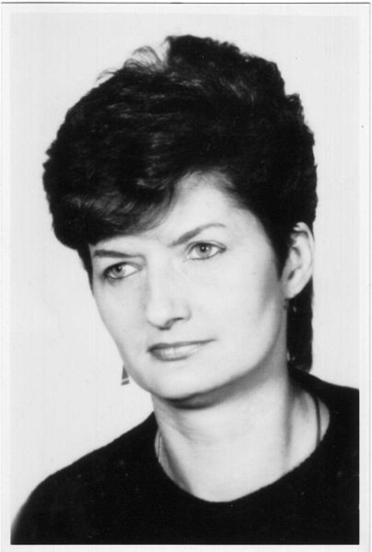 <p><em>„Gdyby miłość mogła uzdrawiać,</em><br /><em>a łzy wskrzeszać byłabyś z nami”</em></p>
<p>Z głębokim żalem zawiadamiamy, że dnia 24.9.2010 roku zmarła po ciężkiej<br />chorobie opatrzona sakramentami św. moja Kochana Żona, Najdroższa Mamusia,<br />Babcia, Ciocia, Teściowa i Szwagierka</p>
<h4>ś + p<br />Barbara Chosińska<br />lat 64</h4>
<p>Msza św. odprawiona zostanie dnia 30.9.2010 r. o godzinie 10.00 w kościele parafialnym pw. Chrystusa Dobrego Pasterza w Poznaniu, ul. Nowina 1, po której drogie nam ciało zostanie złożone do grobu.</p>
<p>Pogrążona w smutku<br />rodzina</p>