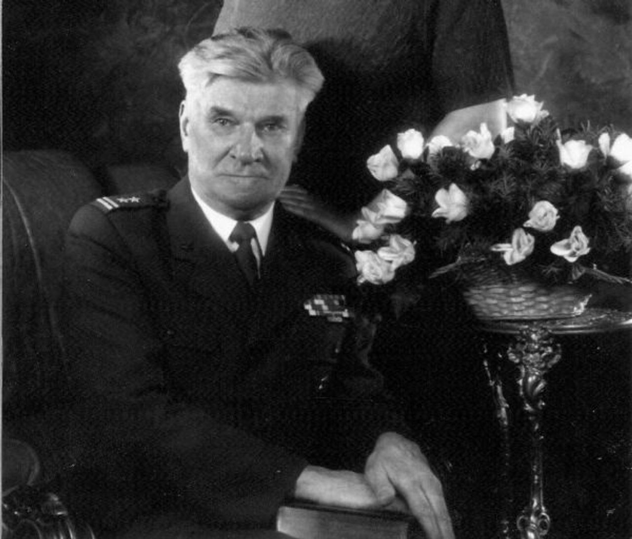 <p>Z głębokim żalem zawiadamiamy, że w dniu 3 maja 2010 roku zmarł w wieku 80 lat ś.p. ppłk MIECZYSŁAW KARBOWNIK Ceremonia pogrzebowa odbędzie się 6 maja 2010 roku na Starym Cmentarzu w Słupsku. Wystawienie w kaplicy cmentarnej o godz. 13.30, wyprowadzenie do miejsca spoczynku o godz. 14.00. Msza żałobna odprawiona zostanie w dniu pogrzebu o godz. 12.00 w kościele Św. Jana Kantego. Pogrążona w smutku Rodzina</p>