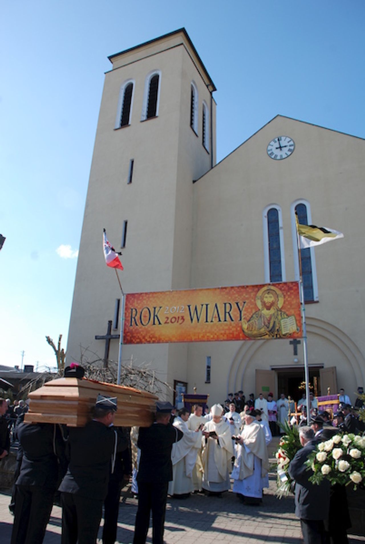 <p><em>„ </em><em>Oto idę (…) abym spełniał wolę Twoją Boże”</em></p>
<p><em>(Z obrazka prymicyjnego: Hbr 10,7)</em></p>
<p><em>„</em><em>Nikt z nas nie żyje dla siebie i nikt nie umiera</em></p>
<p><em> dla siebie: jeżeli bowiem żyjemy, żyjemy dla </em></p>
<p><em>Pana; jeżeli zaś umieramy, umieramy dla Pana</em></p>
<p><em> I w życiu więc, i w śmierci należymy do Pana.”</em></p>
<p><em>(Rz. 14,7-8)</em></p>
<p><span>W dniu 3 kwietnia 2013 r., w 43 roku życia i 18 roku kapłaństwa</span></p>
<p><span>zmarł:</span></p>
<h4><strong><span>Ks. Kanonik dr Stanisław Cierkowski</span></strong></h4>
<p><span>pracownik Sądu Biskupiego Diecezji Toruńskiej</span></p>
<p><span>wykładowca Wydziału Teologicznego UMK</span></p>
<p><span>Plan uroczystości pogrzebowych:</span></p>
<p><strong><span><span>6.04.2013 r. – SOBOTA</span></span></strong></p>
<p><span>- godz. 1600 – msza św. pożegnalna w katedrze św. Janów w Toruniu</span></p>
<p><strong><span><span>7.04.2013 r. – NIEDZIELA</span></span></strong></p>
<p><span>- godz. 1500 – eksporta do kościoła parafialnego w Mrocznie, msza św.</span></p>
<p><strong><span><span>8.04.2013 – PONIEDZIAŁEK</span></span></strong></p>
<p><span>- godz. 1100 – msza św. pogrzebowa pod przewodnictwem Biskupa Toruńskiego w kościele parafialnym w Mrocznie </span></p>
<p><span>i złożenie do grobu na miejscowym cmentarzu</span><span>.</span></p>
<p><strong><span>Powiadamia i zgodnie z życzeniem zmarłego prosi o modlitwę: <strong><span>najbliższa rodzina: rodzice i brat</span></strong></span></strong></p>